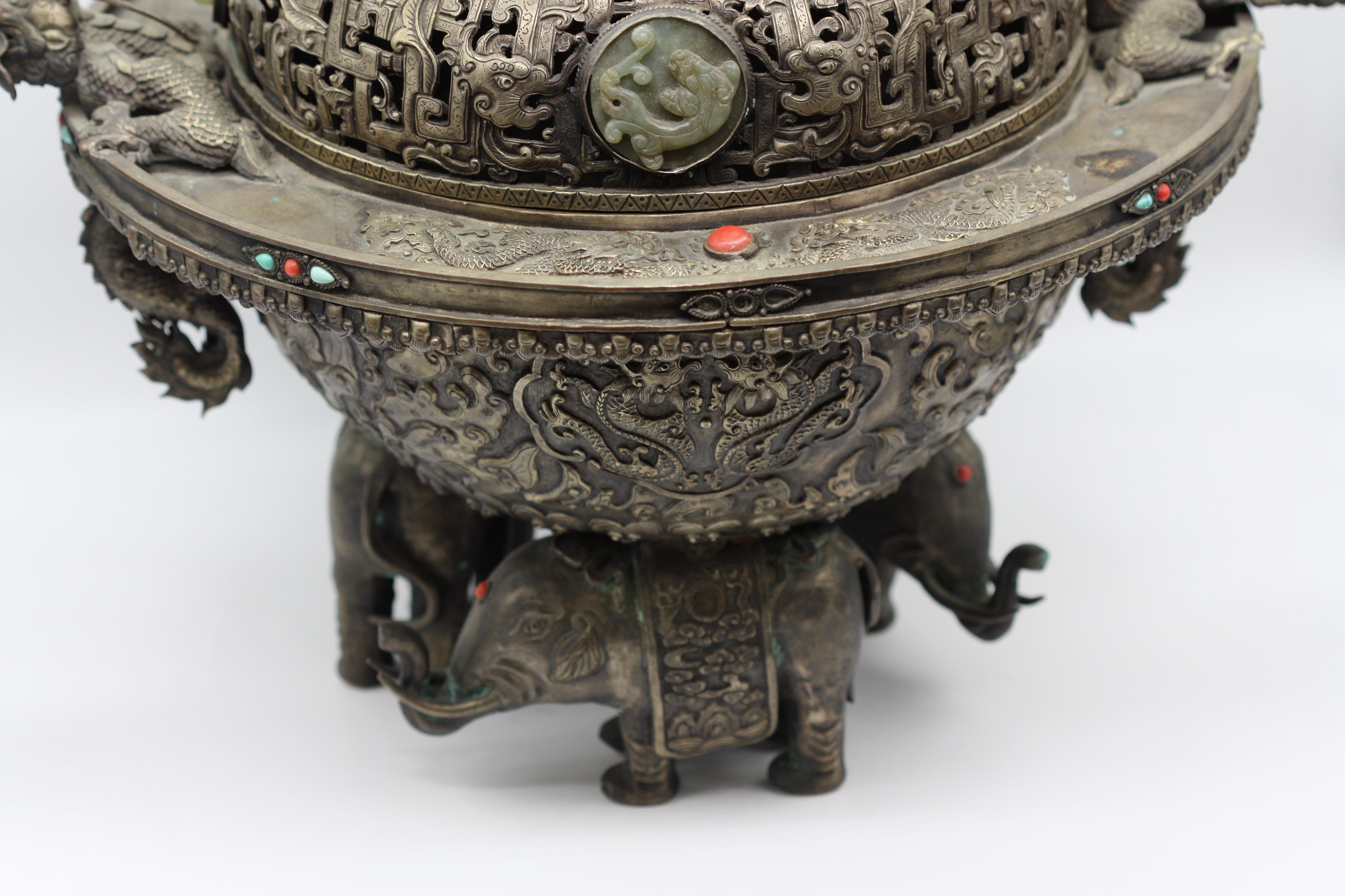 Chinesischer, präsentierter Chinesischer Jade- und Hartsteinregal mit Intarsien aus versilbertem Kupfer (20. Jahrhundert) im Angebot
