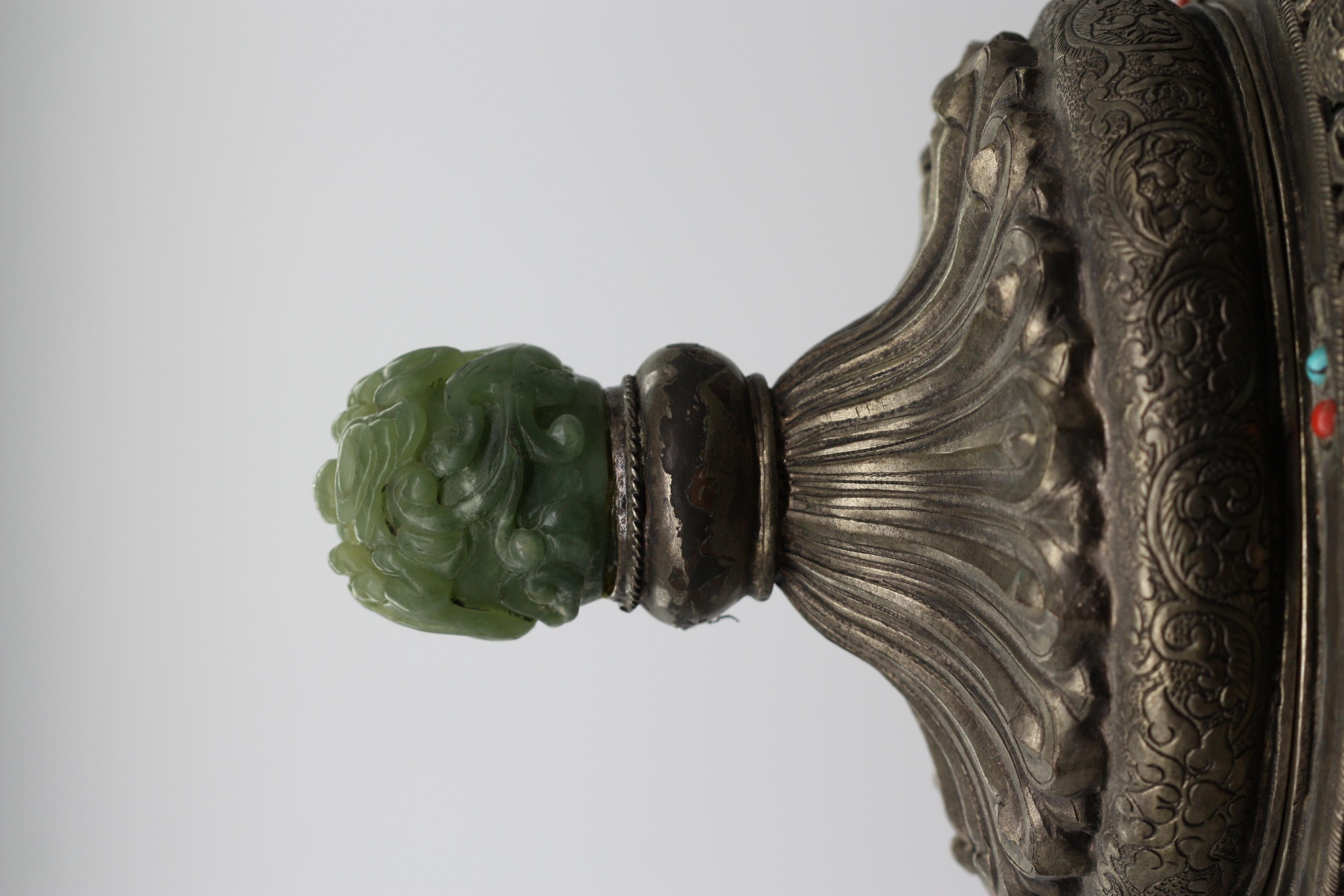 Chinesischer, präsentierter Chinesischer Jade- und Hartsteinregal mit Intarsien aus versilbertem Kupfer im Angebot 1