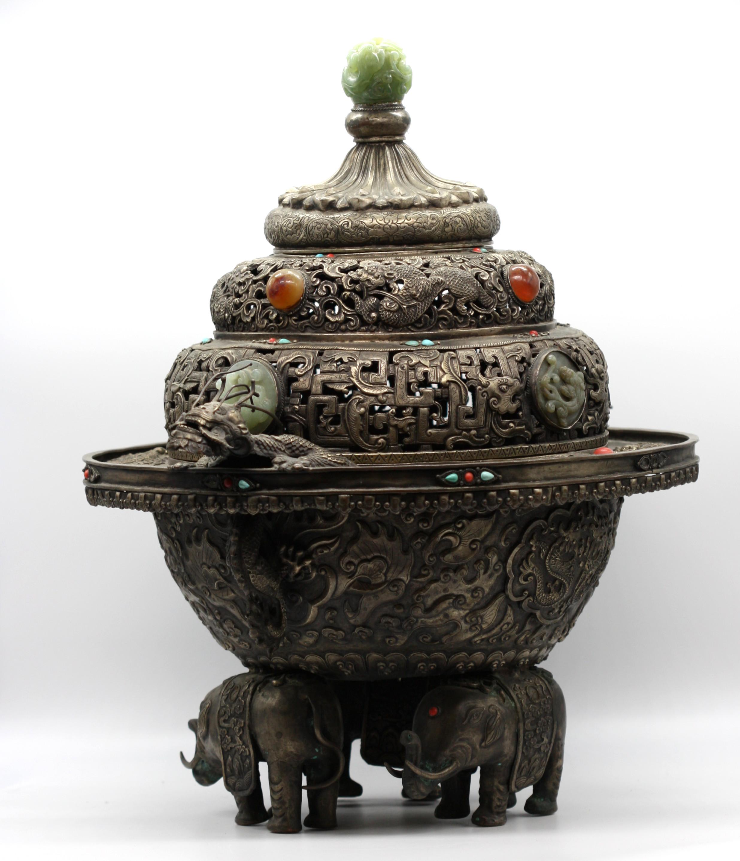 Chinesischer, präsentierter Chinesischer Jade- und Hartsteinregal mit Intarsien aus versilbertem Kupfer im Angebot 4