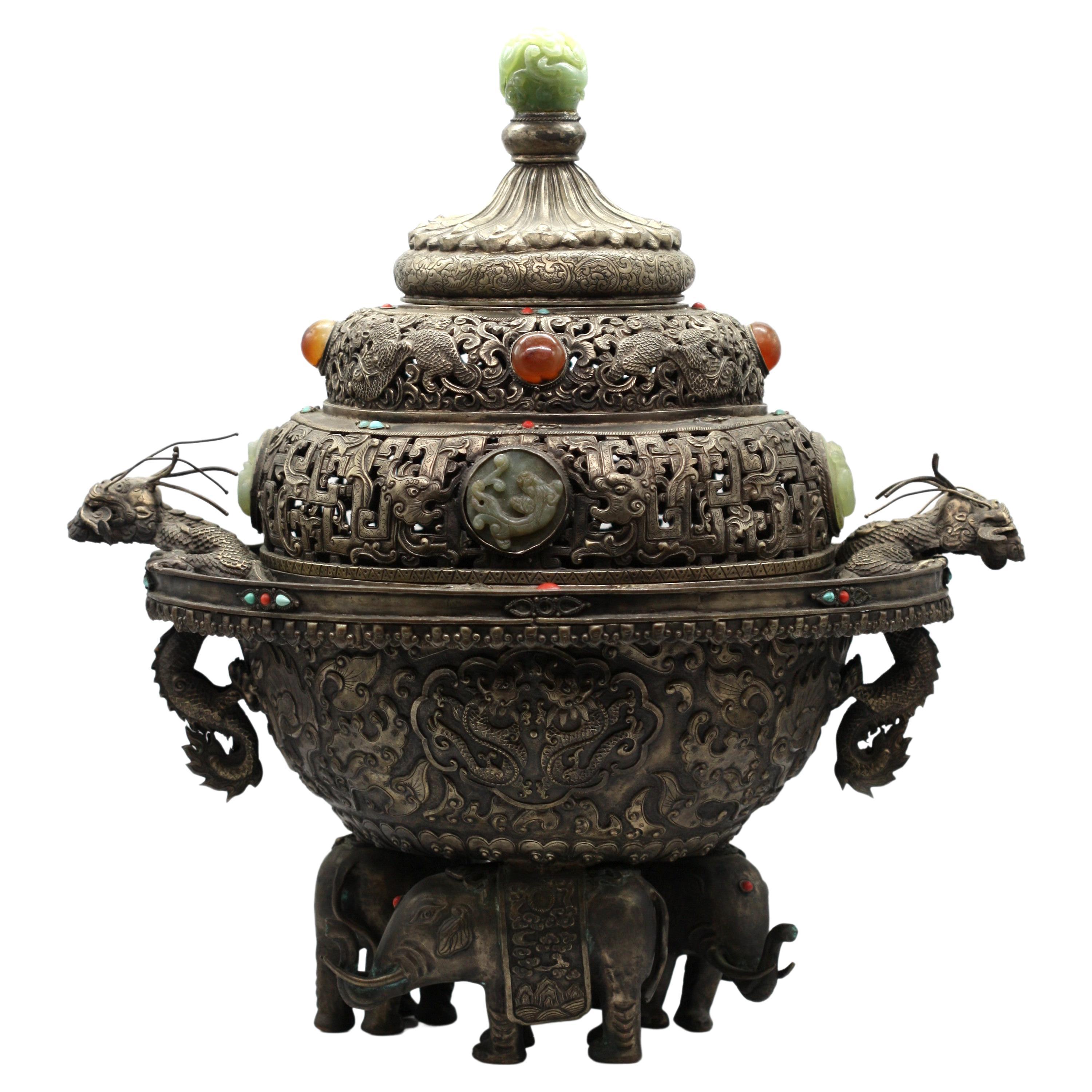 Chinesischer, präsentierter Chinesischer Jade- und Hartsteinregal mit Intarsien aus versilbertem Kupfer im Angebot