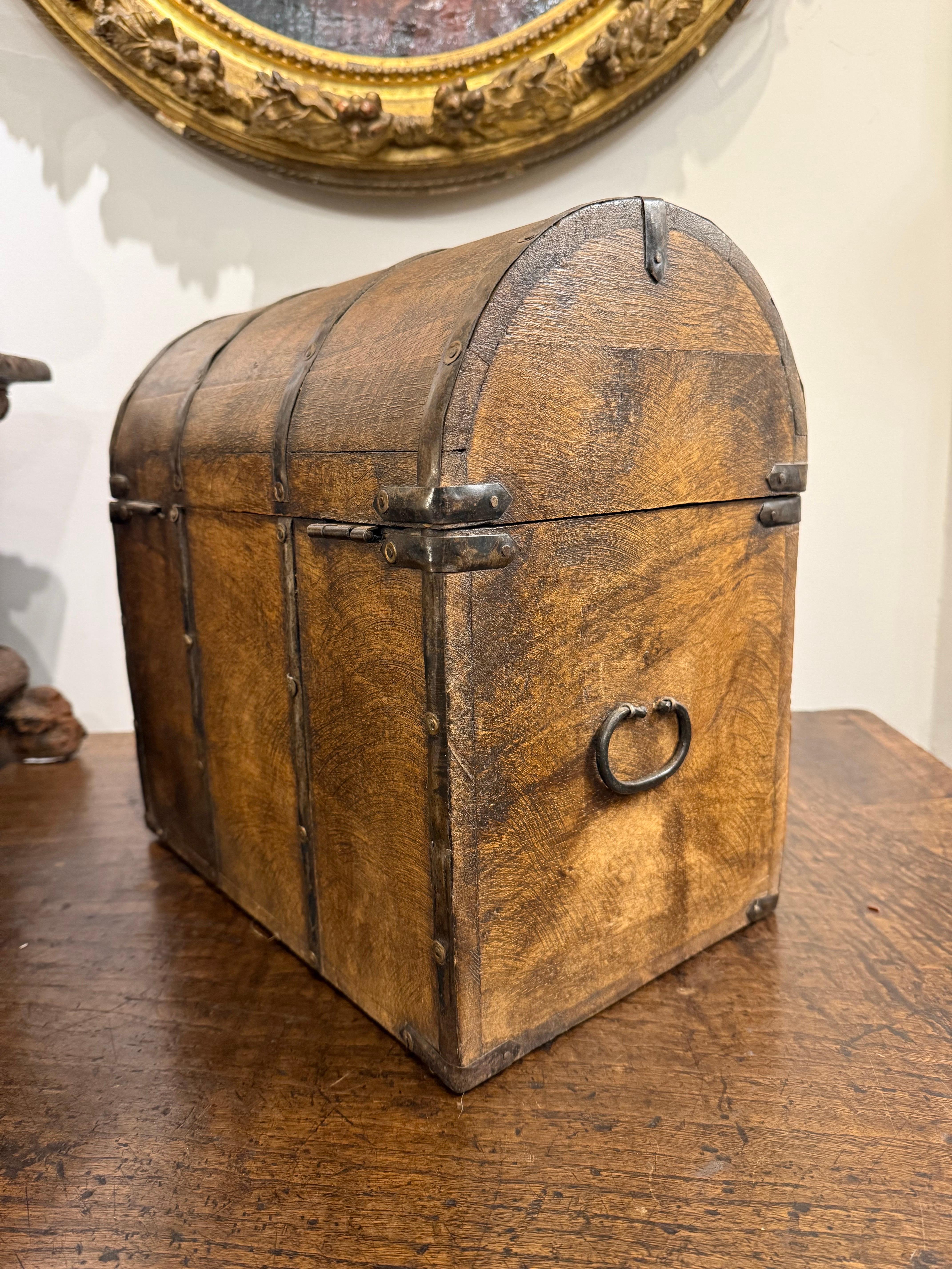 A Six Bottle Wine Chest, Early 20th Century For Sale 4