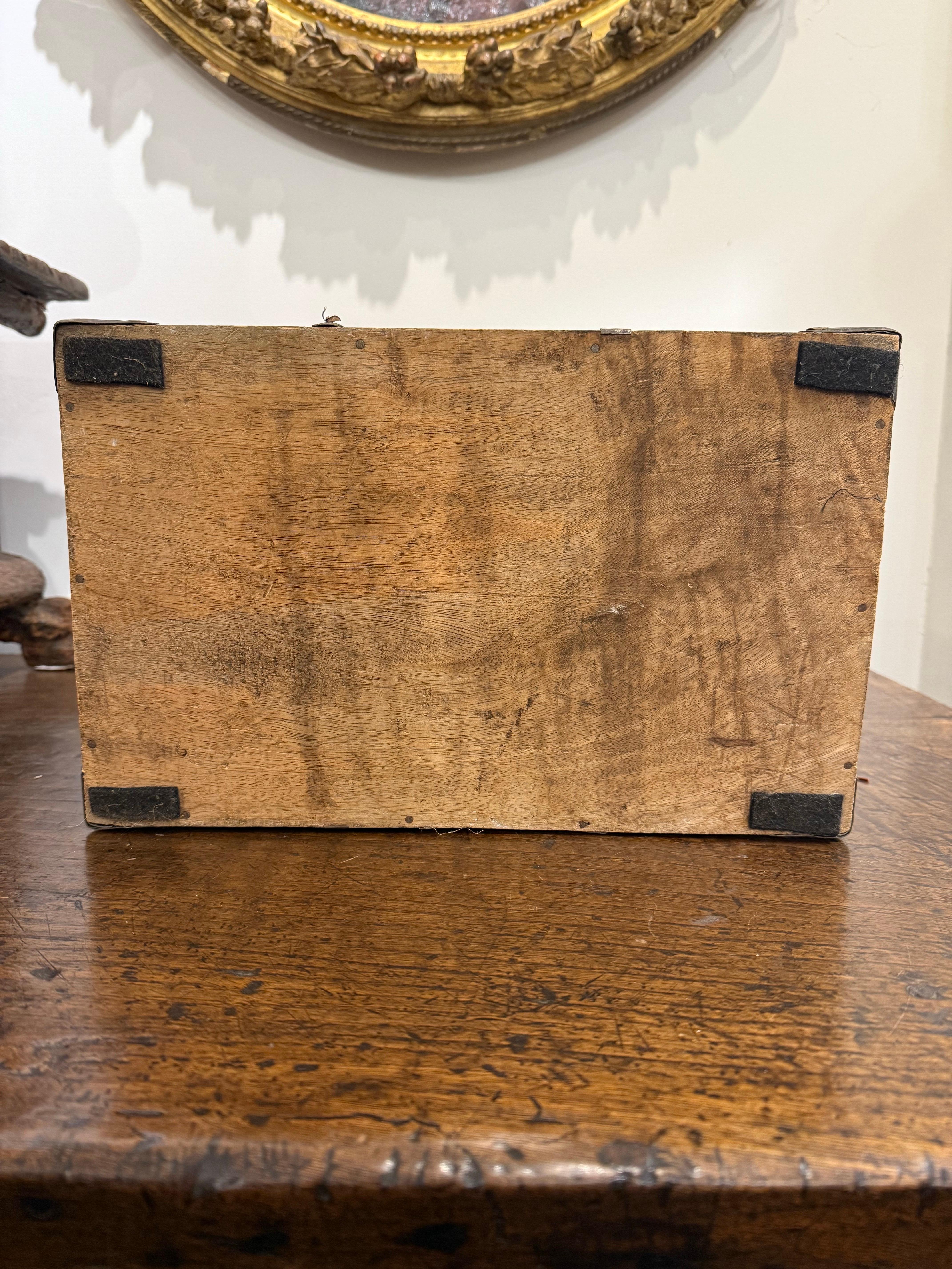 A Six Bottle Wine Chest, Early 20th Century For Sale 5