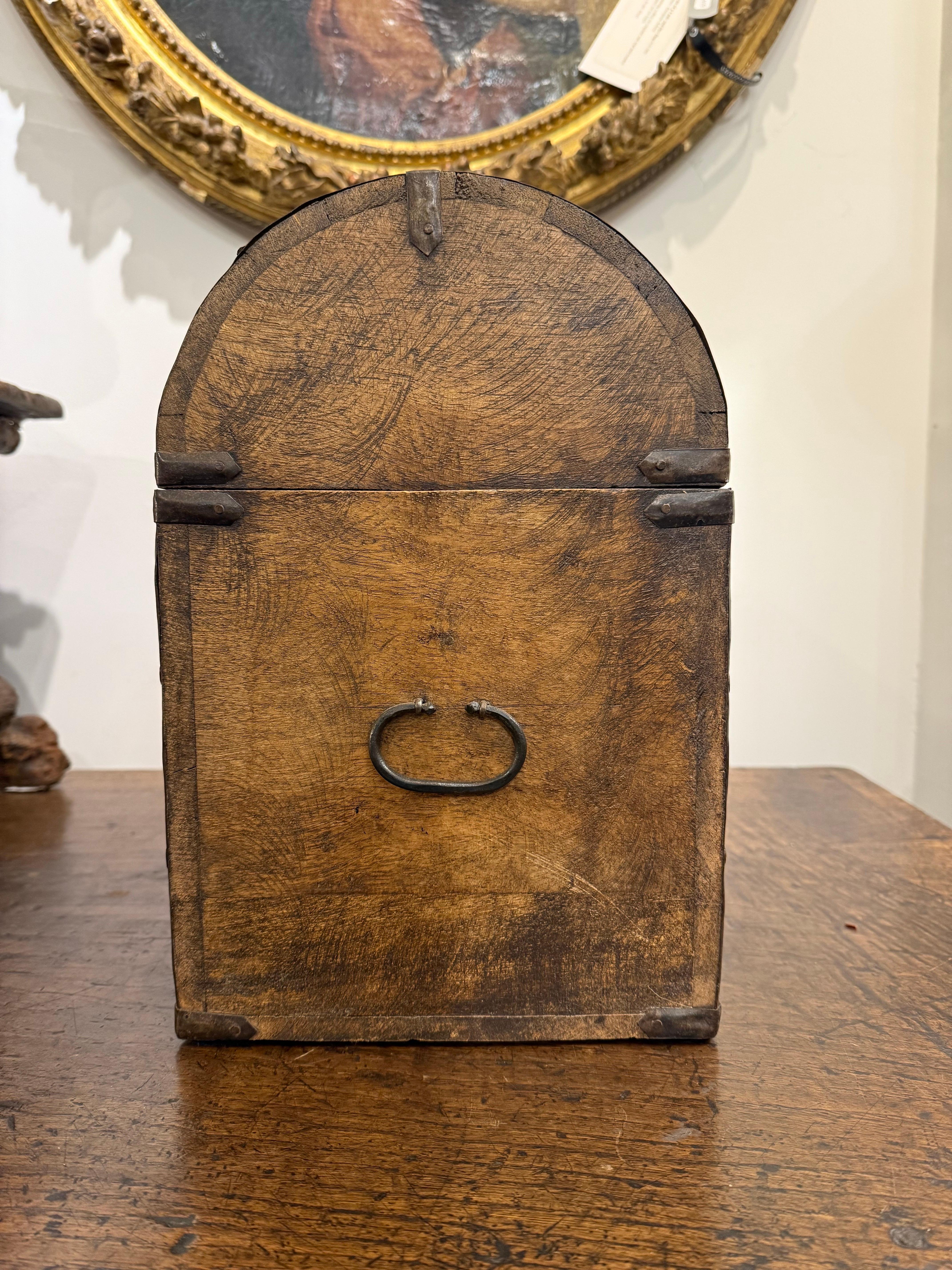 A Six Bottle Wine Chest, Early 20th Century In Good Condition For Sale In ARMADALE, VIC