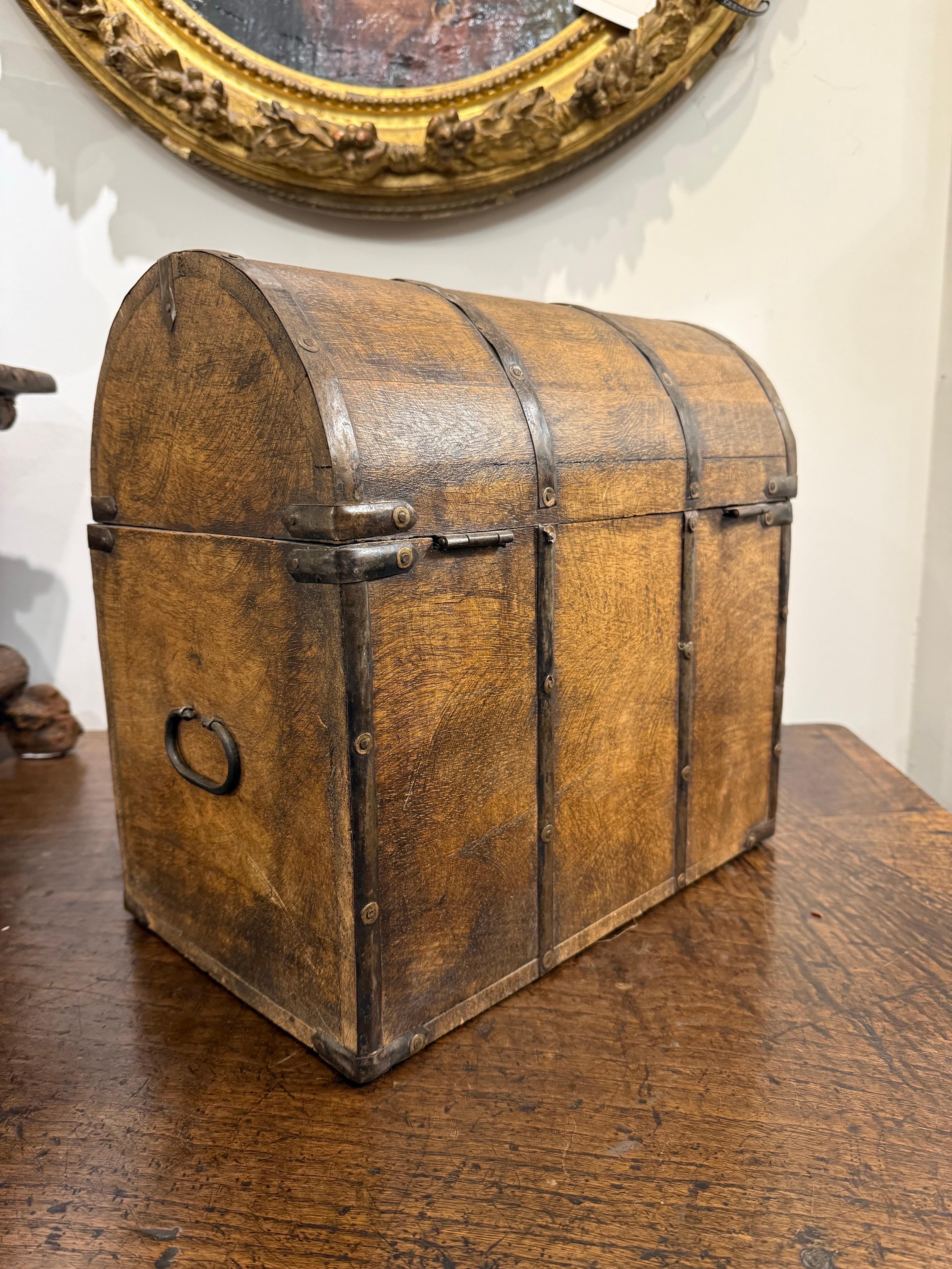 A Six Bottle Wine Chest, Early 20th Century For Sale 2