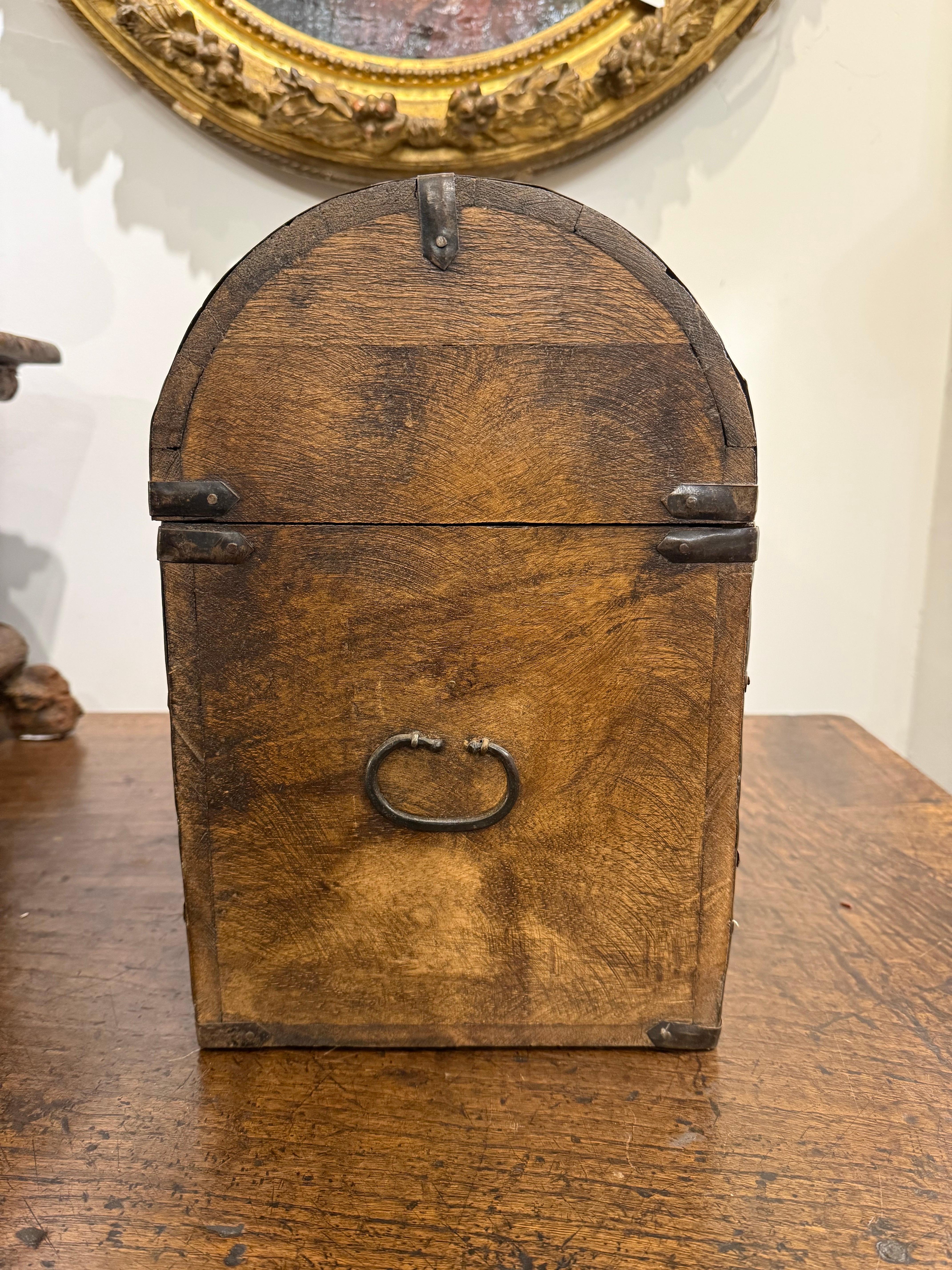A Six Bottle Wine Chest, Early 20th Century For Sale 3