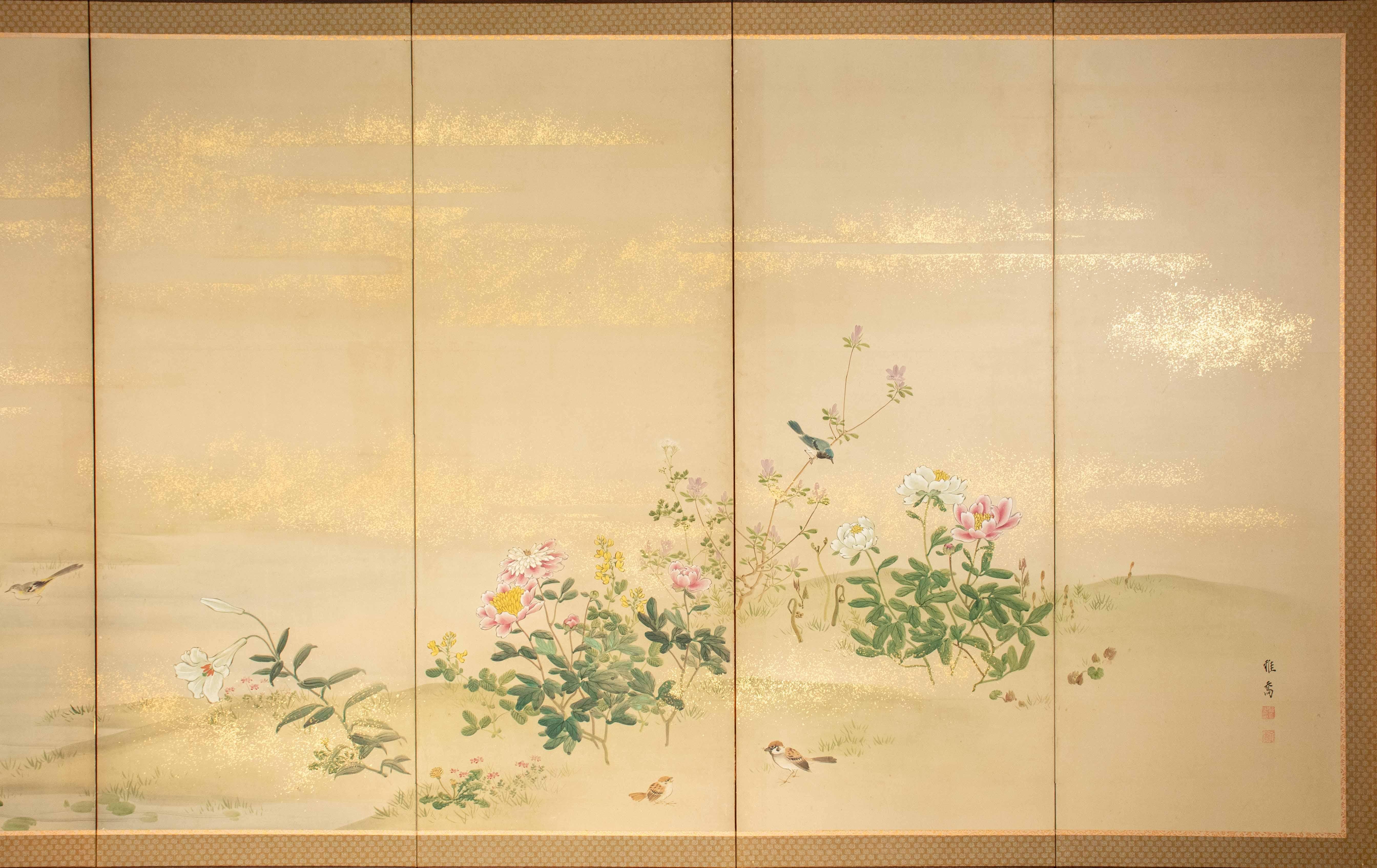 Paravent à six panneaux, réalisé sur papier décoré de pigments et de poudre d'or, représentant une scène florale et naturaliste. Parmi les fleurs, on trouve des iris bleus, des lys blancs et des pivoines roses et blanches, ainsi que d'autres