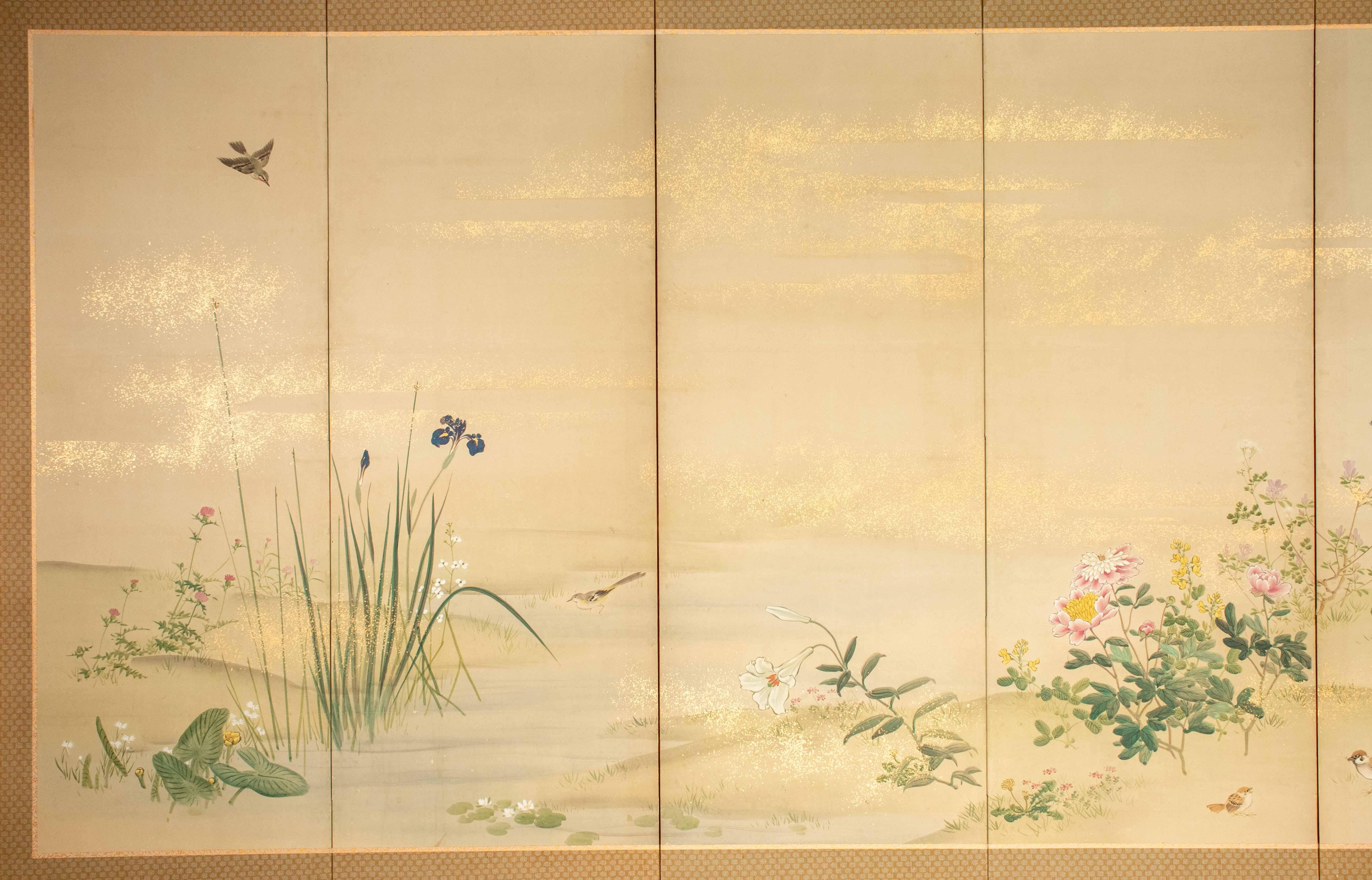 Japonais Un écran pliant à six panneaux représentant une scène florale et naturaliste en vente