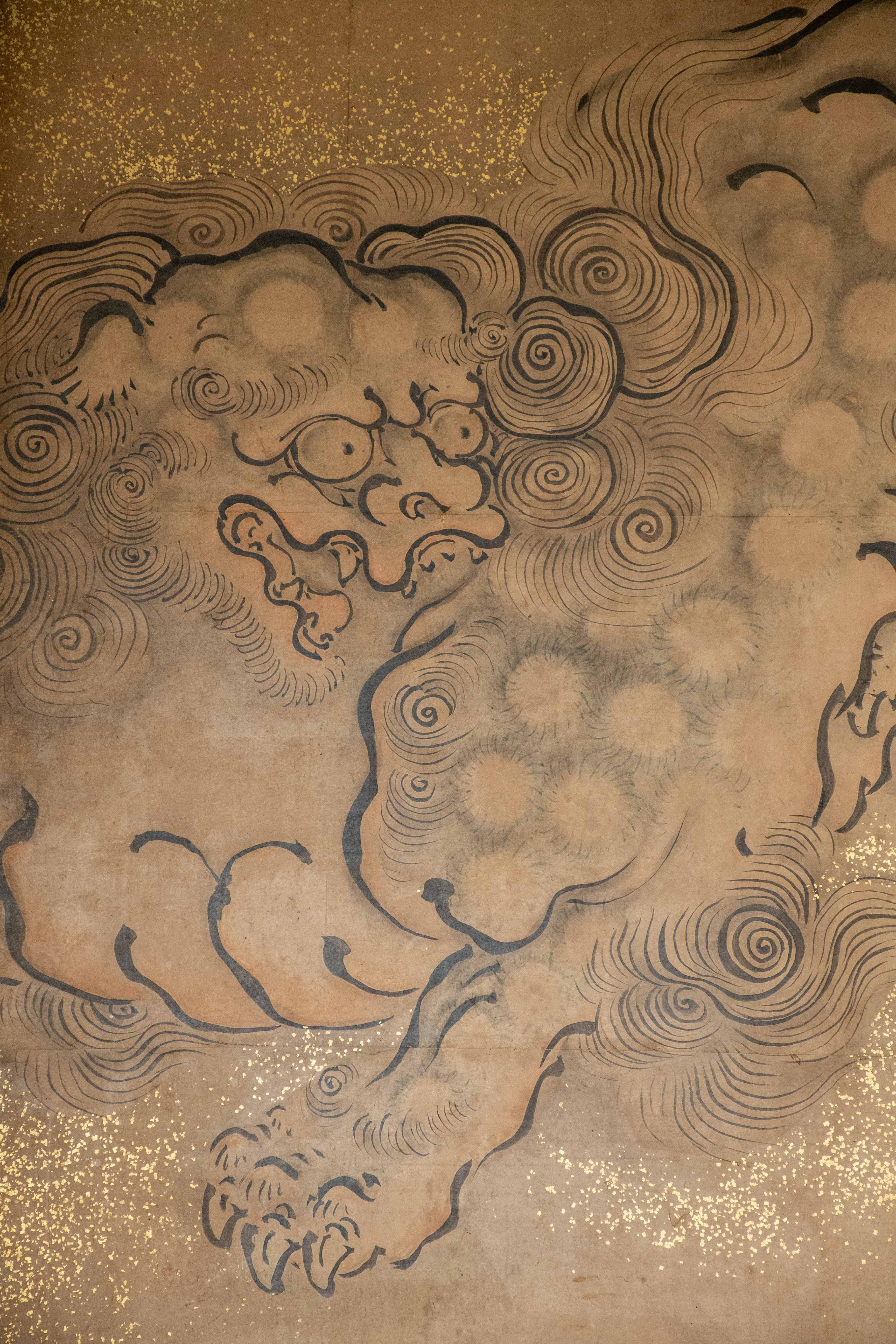 Peint à la main A six-panel folding screen depicting a shishi, signed Kano Tsunenobu en vente