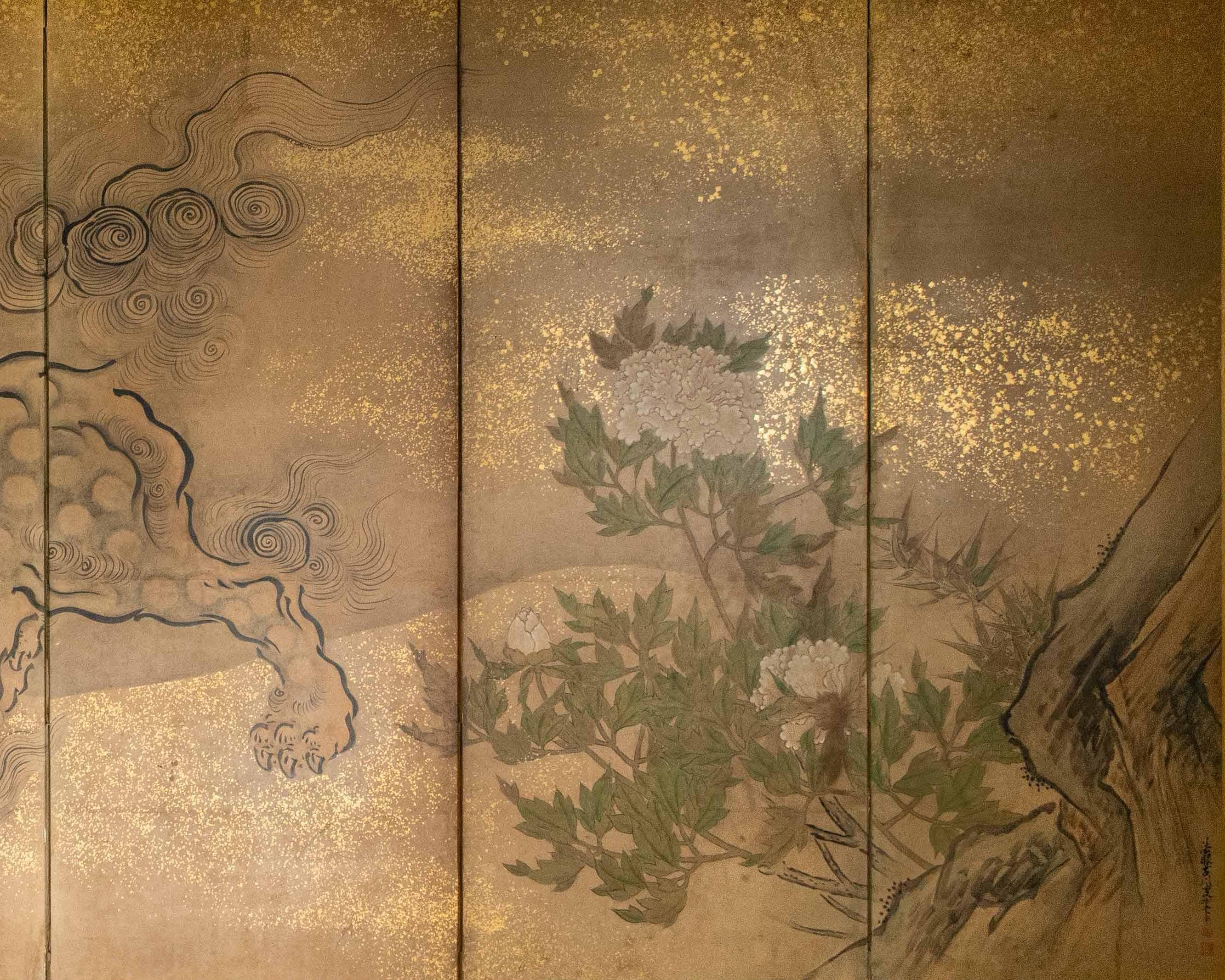 A six-panel folding screen depicting a shishi, signed Kano Tsunenobu Excellent état - En vente à Milano, IT