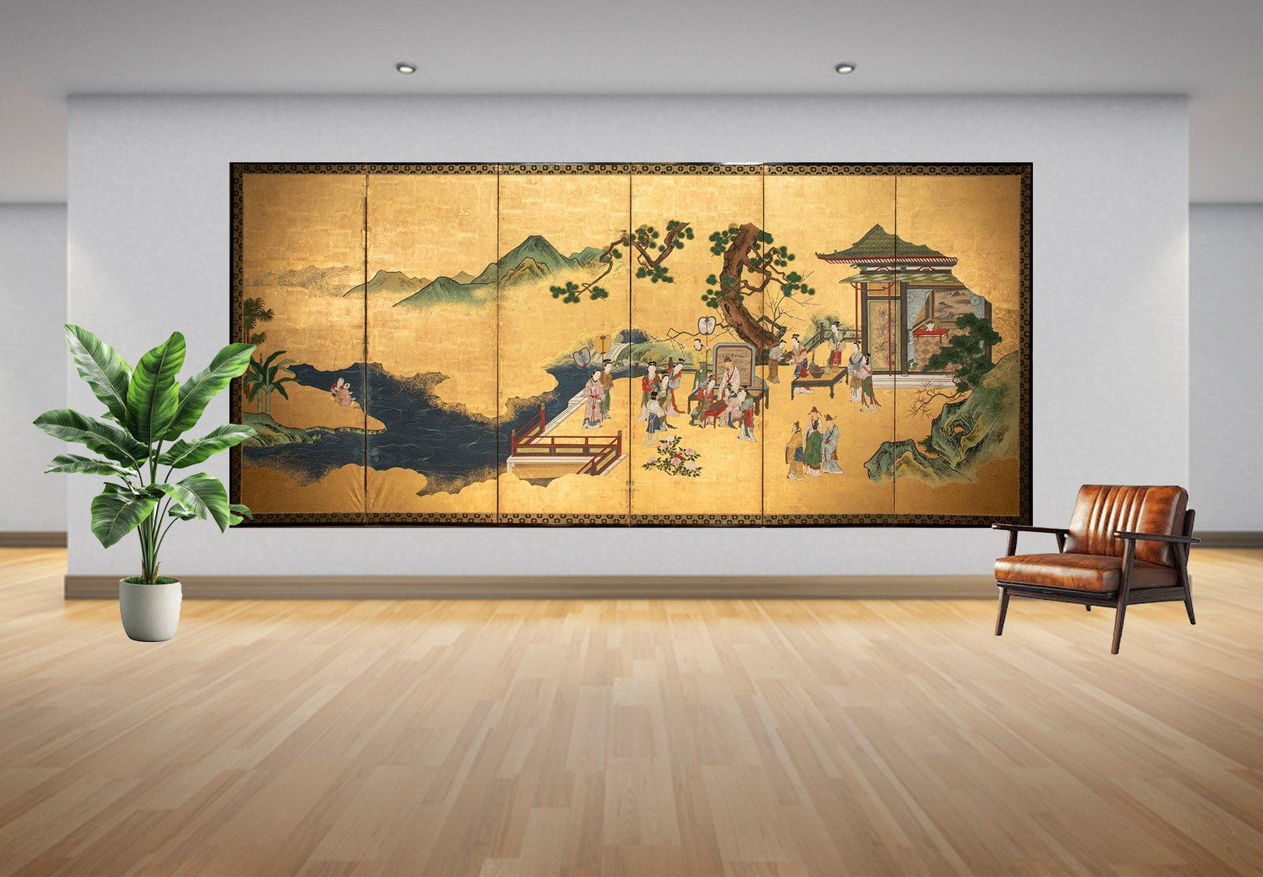 Écran japonais à six panneaux en papier, décoré de feuilles d'or et de pigments polychromes, représentant un aperçu de la vie quotidienne à la cour impériale chinoise, dans un paysage dominé par une chute d'eau sur un fond d'or brillant.
Le revers