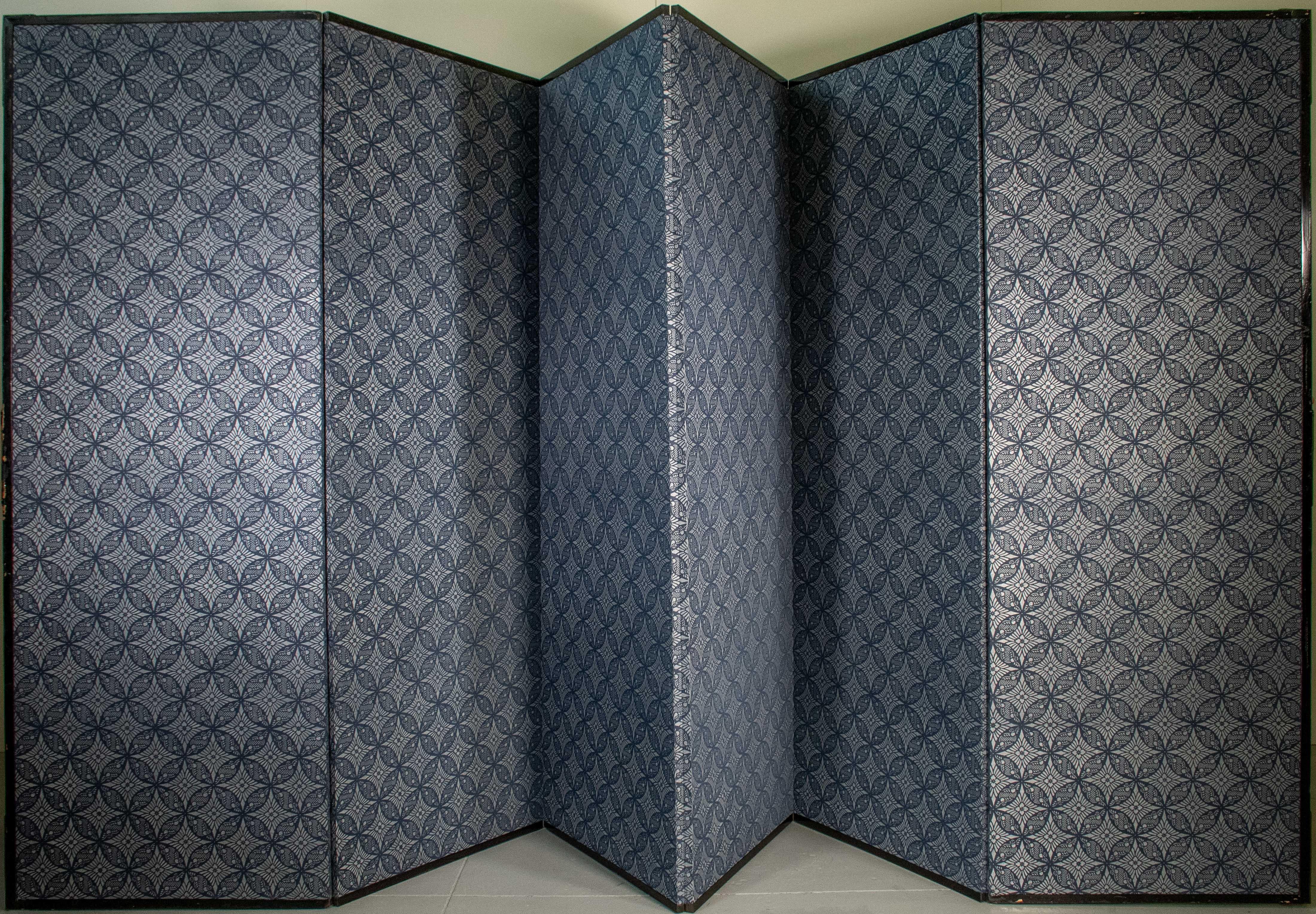 Ein sechstafeliger Faltschirm mit symbolischen Tieren und Pfingstrosen im Angebot 3