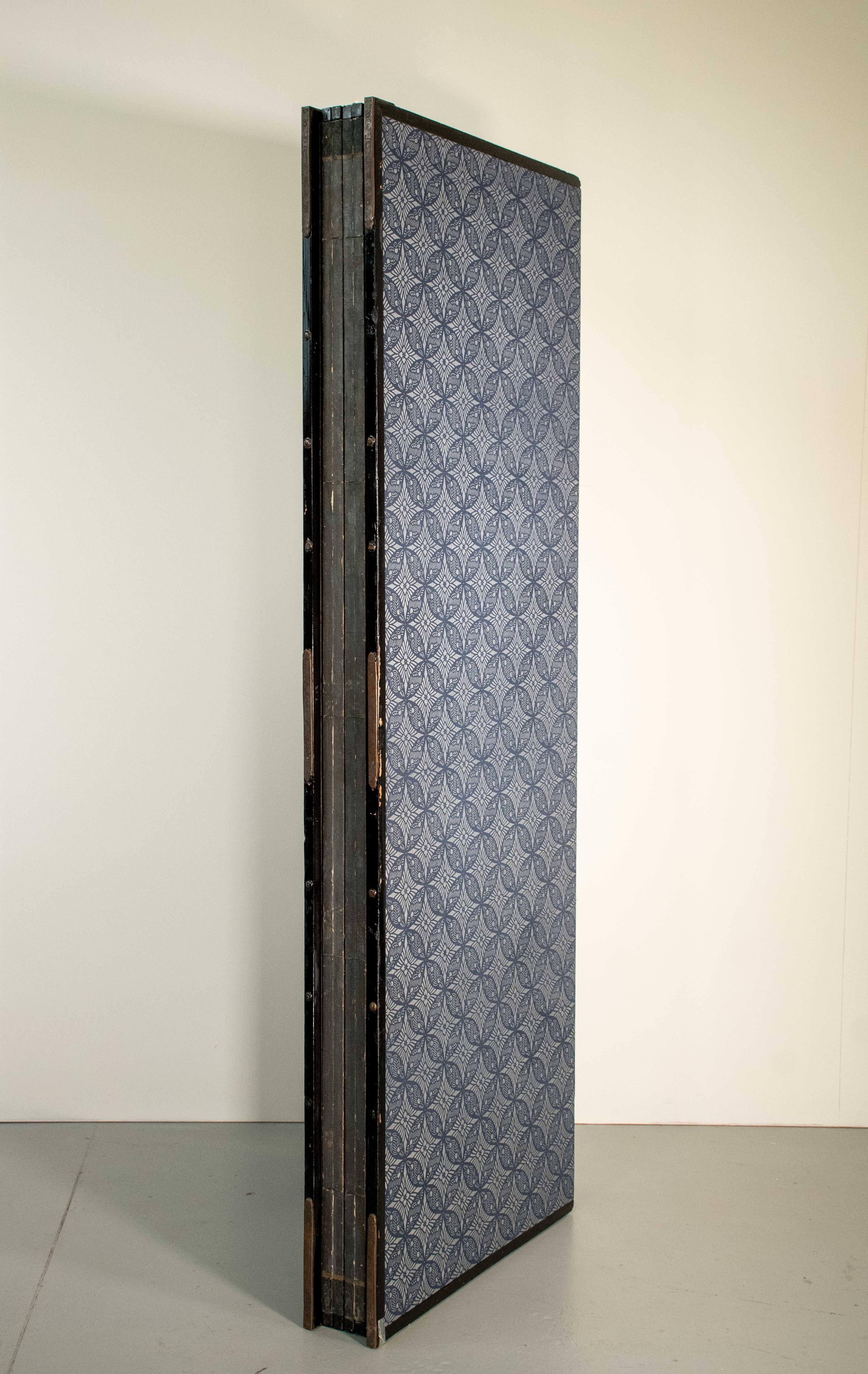 Ein sechstafeliger Faltschirm mit symbolischen Tieren und Pfingstrosen im Angebot 2