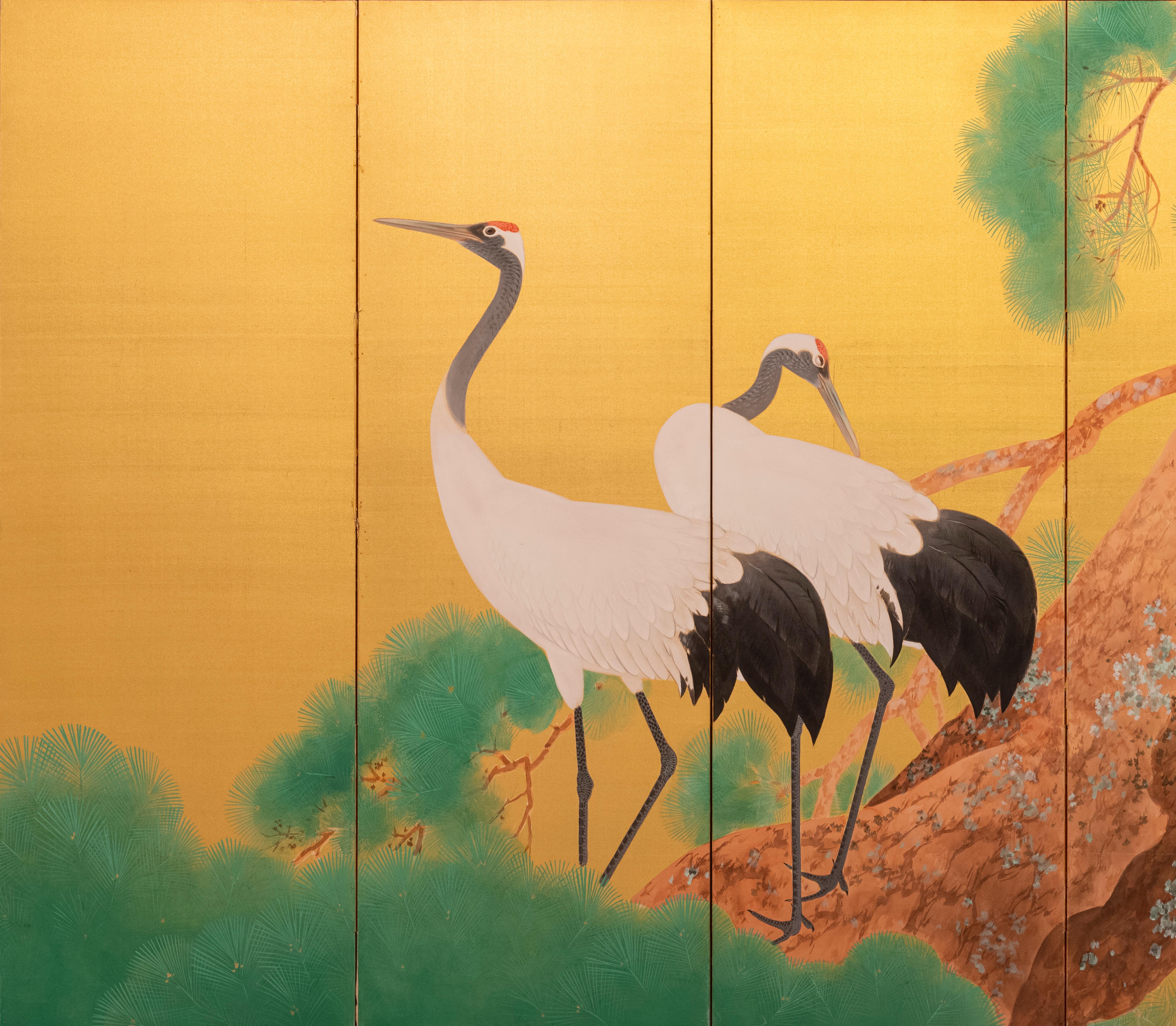 Japanischer Paravent mit sechs auf Seide gemalten Feldern und goldenem Grund, der zwei mandschurische Kraniche auf einem Kiefernzweig (Matsu) zeigt.

Das Werk trägt die Signatur und das Siegel von Kawakita Kahō (1875-1940), einem Maler der