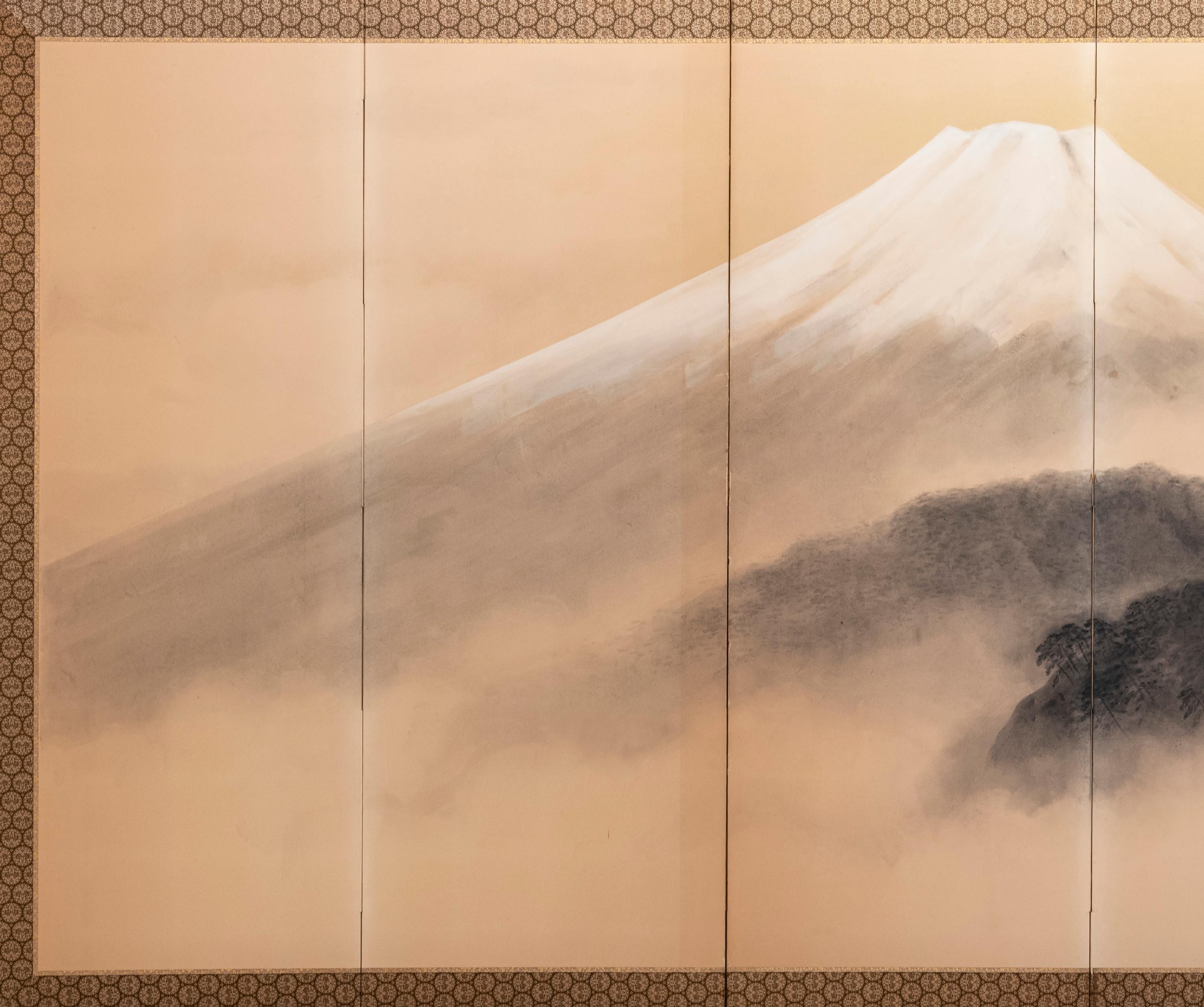 Un écran japonais à six panneaux peint sur papier, représentant le mont Fuji émergeant des nuages, son sommet enneigé dans une douce brume atmosphérique. Sur la droite, des pins sombres apparaissent faiblement, se dissolvant dans la brume.

La scène
