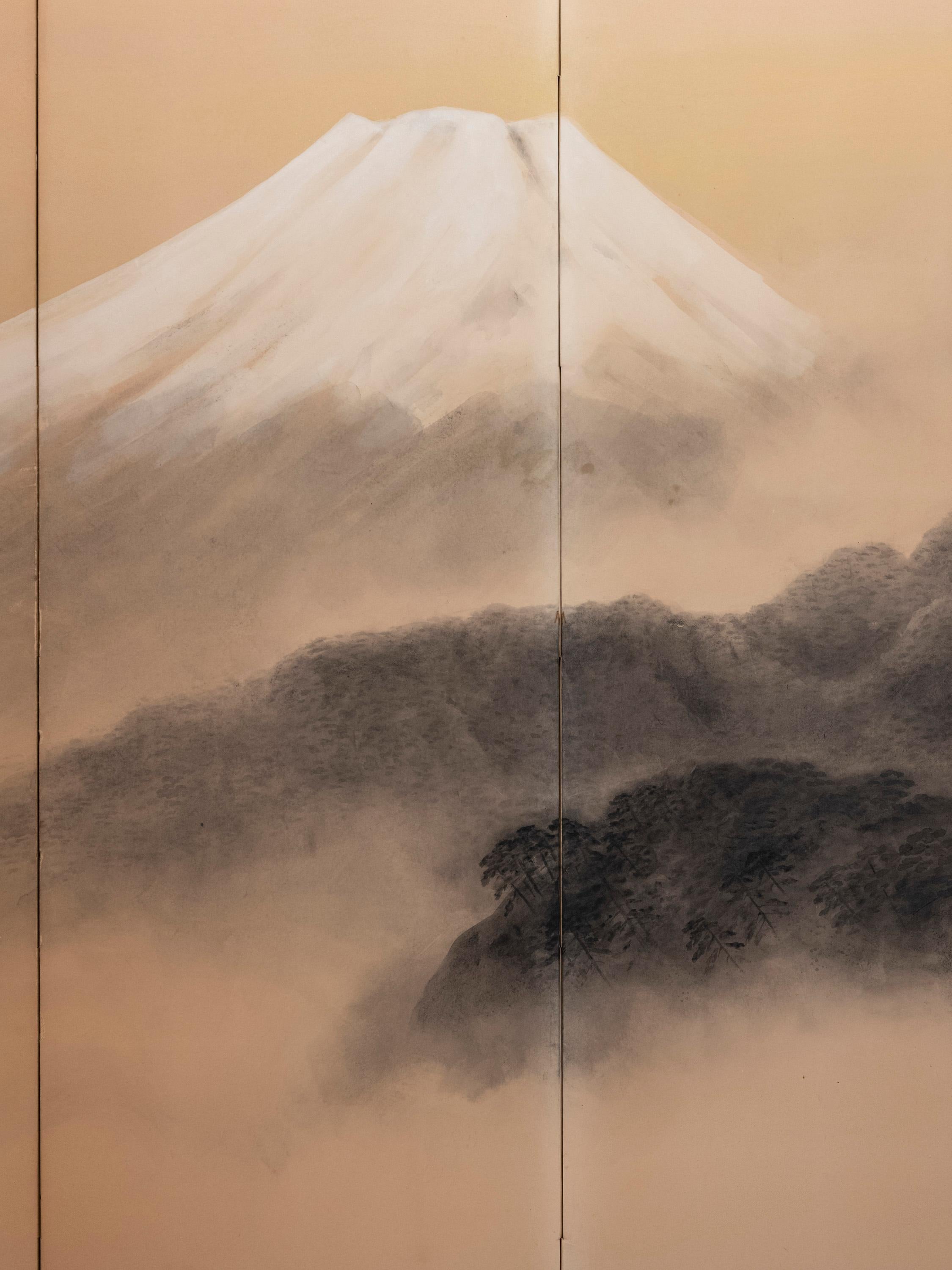 Peint à la main Un paravent en papier à six panneaux repr�ésentant le mont Fuji enveloppé de brume. en vente