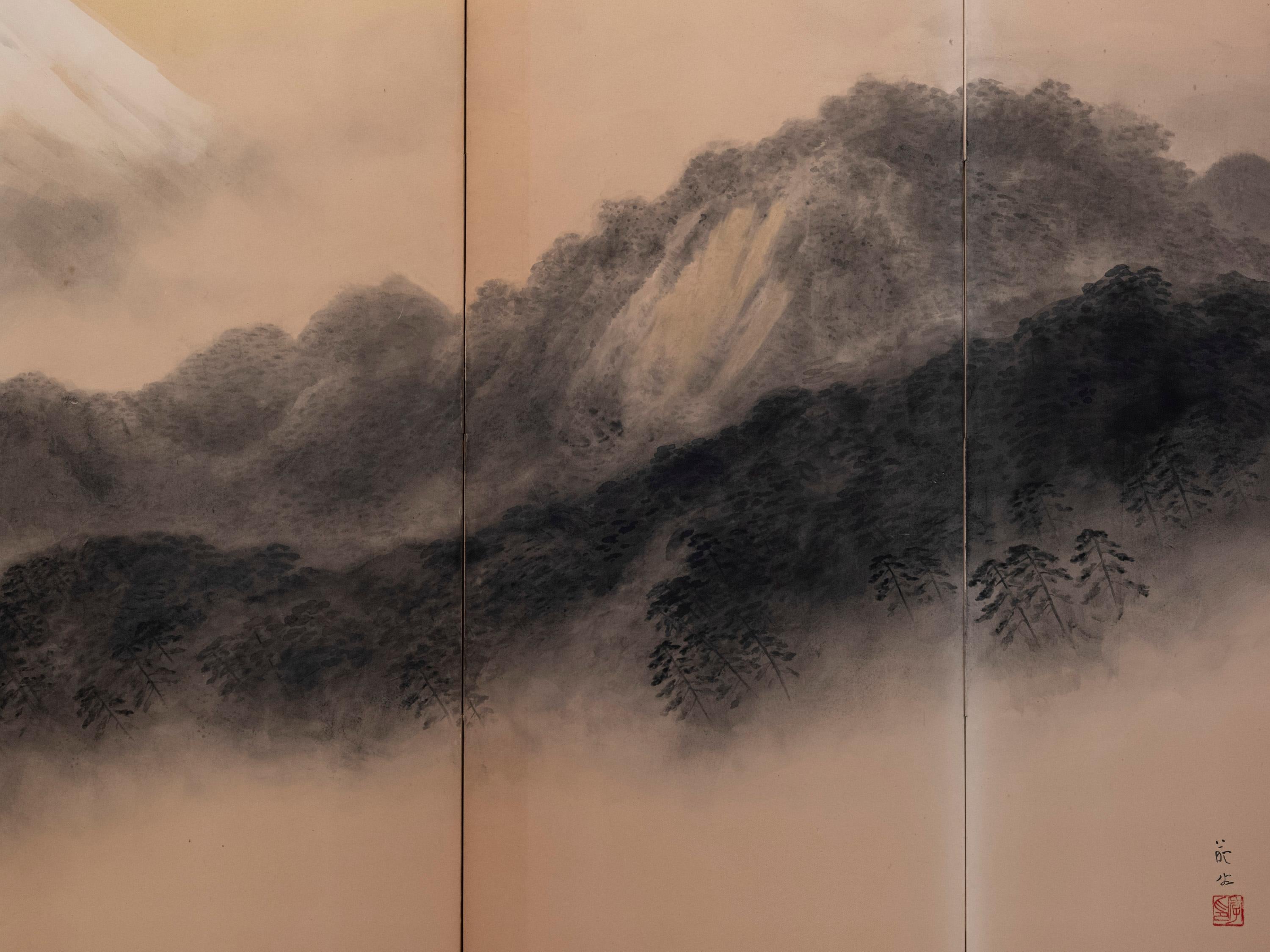Un paravent en papier à six panneaux représentant le mont Fuji enveloppé de brume. Excellent état - En vente à Milano, IT