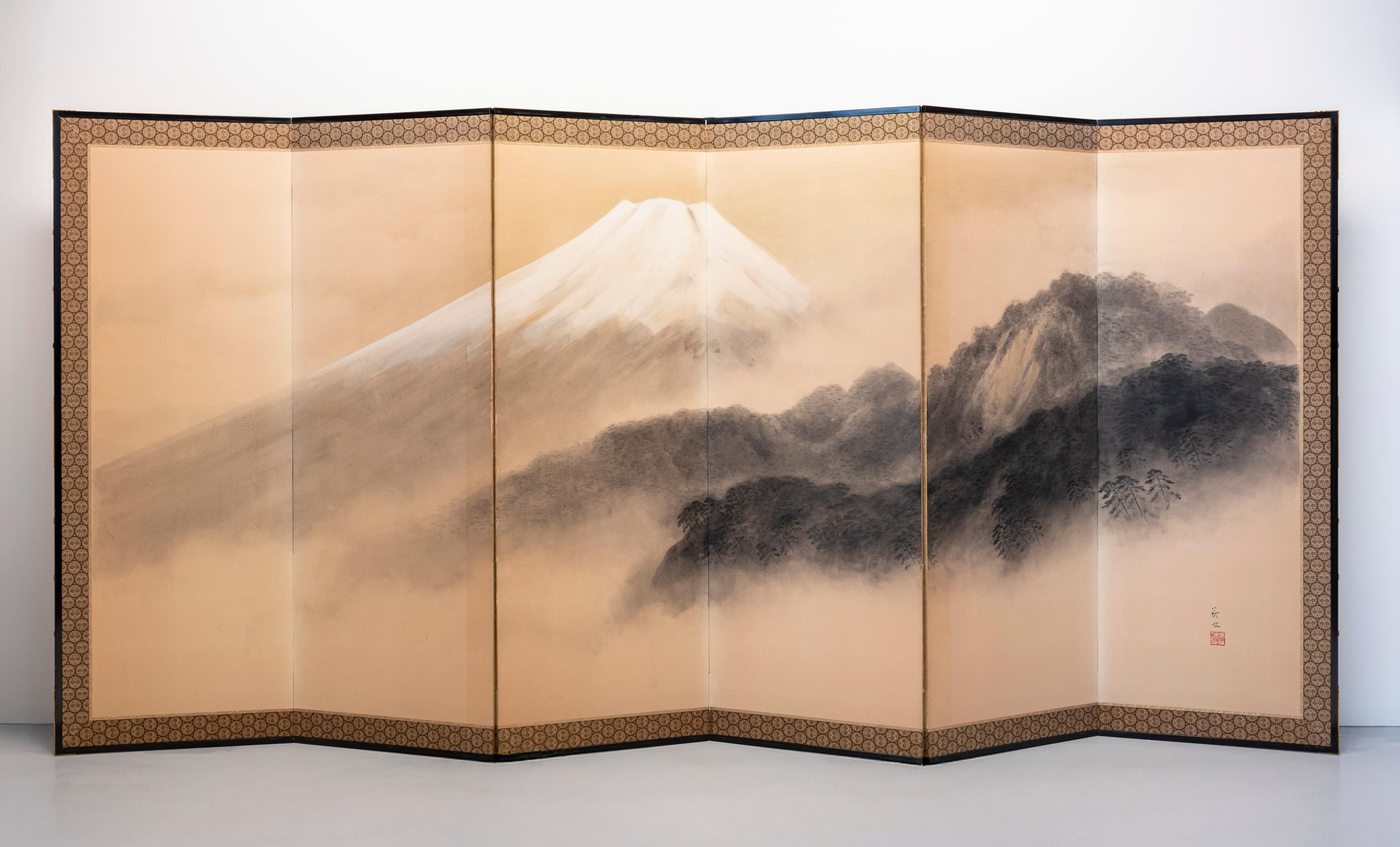 Papier Un paravent en papier à six panneaux représentant le mont Fuji enveloppé de brume. en vente
