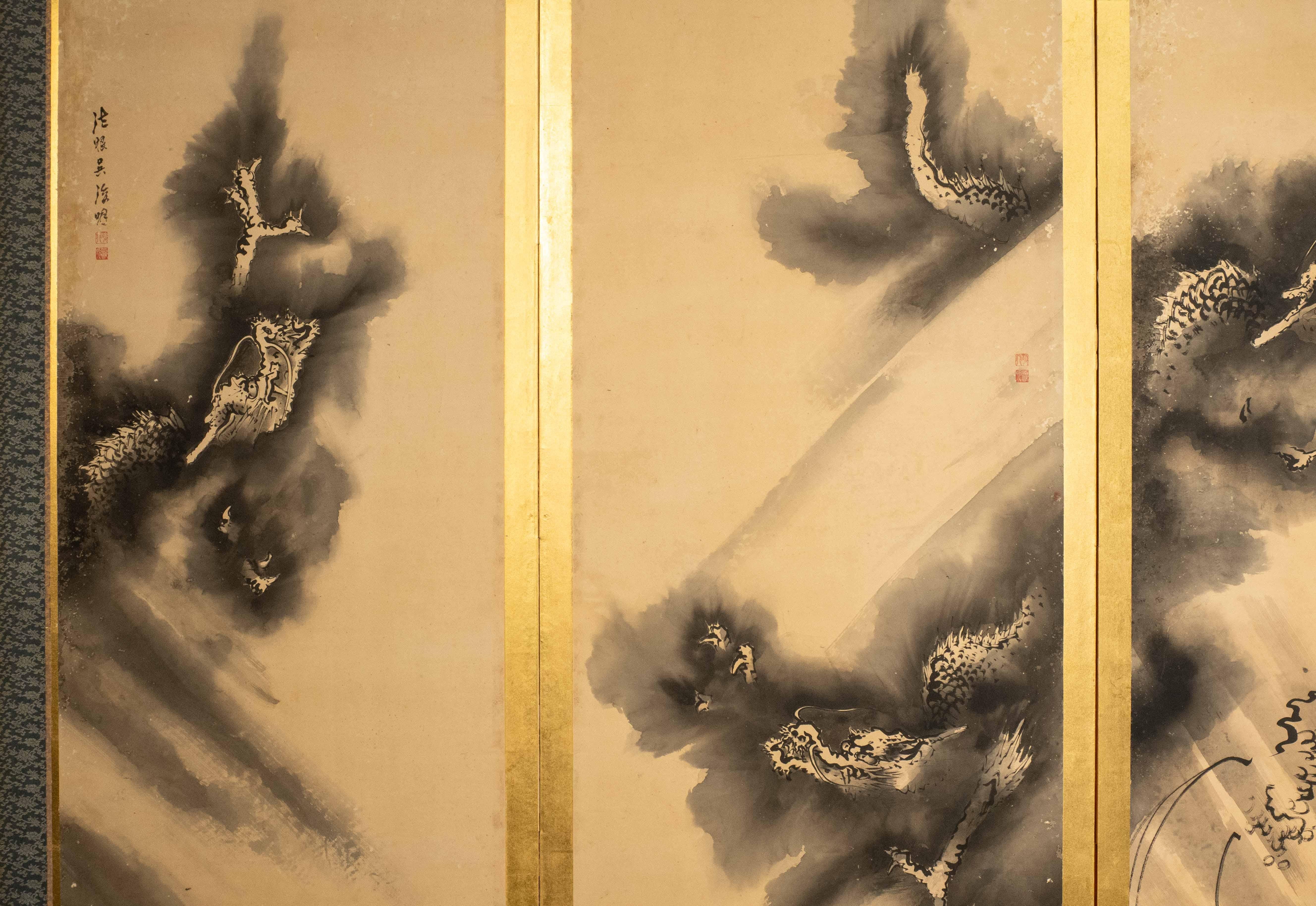 Biombo de seis paneles con seis dragones pintados sobre papel con fondo de pan de oro. Cada dragón, representado volando entre las nubes, muestra posturas, movimientos y expresiones diferentes. El efecto visual se acentúa por el refinado contraste