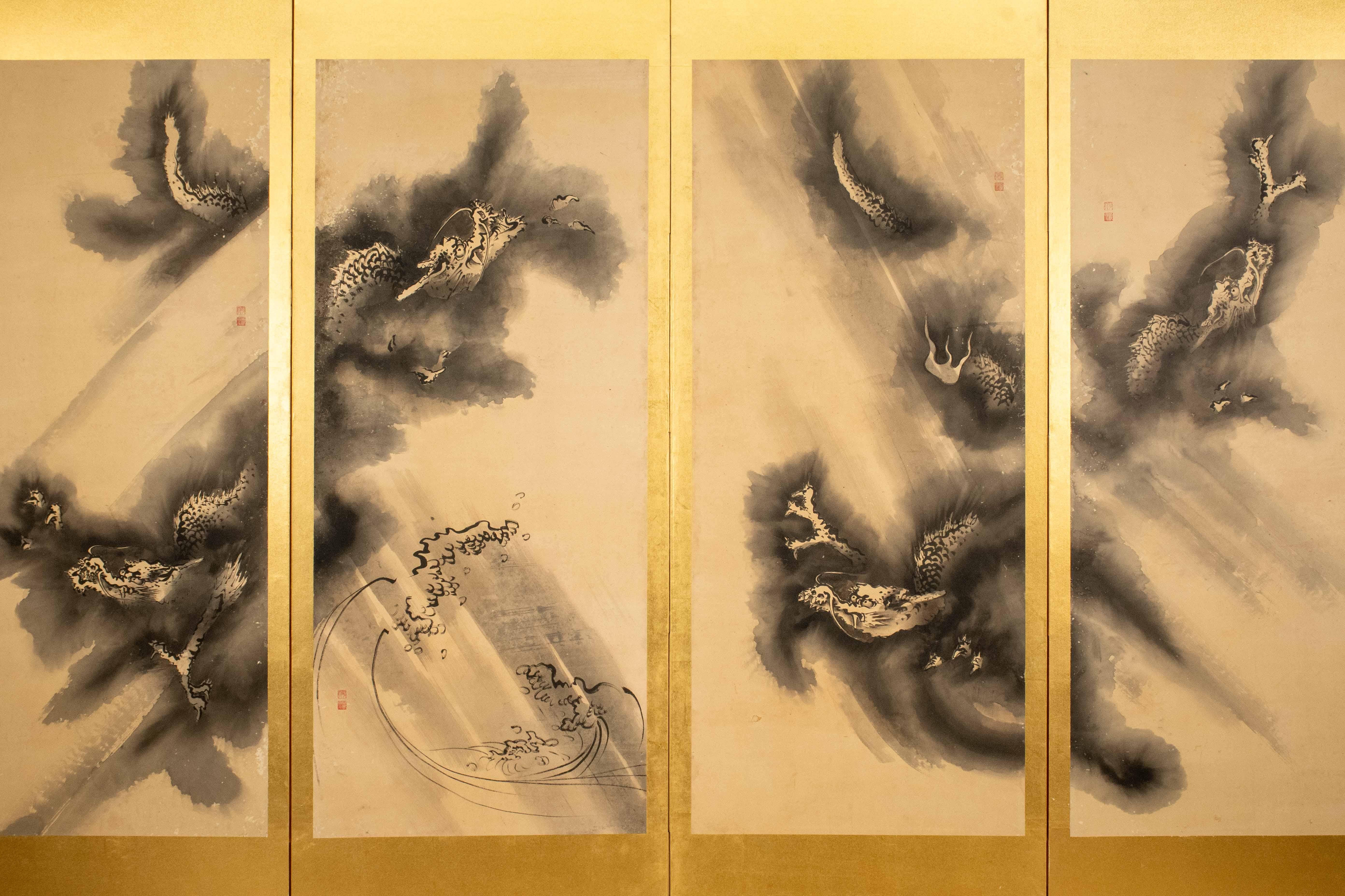 Biombo de seis paneles con seis dragones pintados sobre papel y fondo de pan de oro en Excelente Estado en Milano, IT