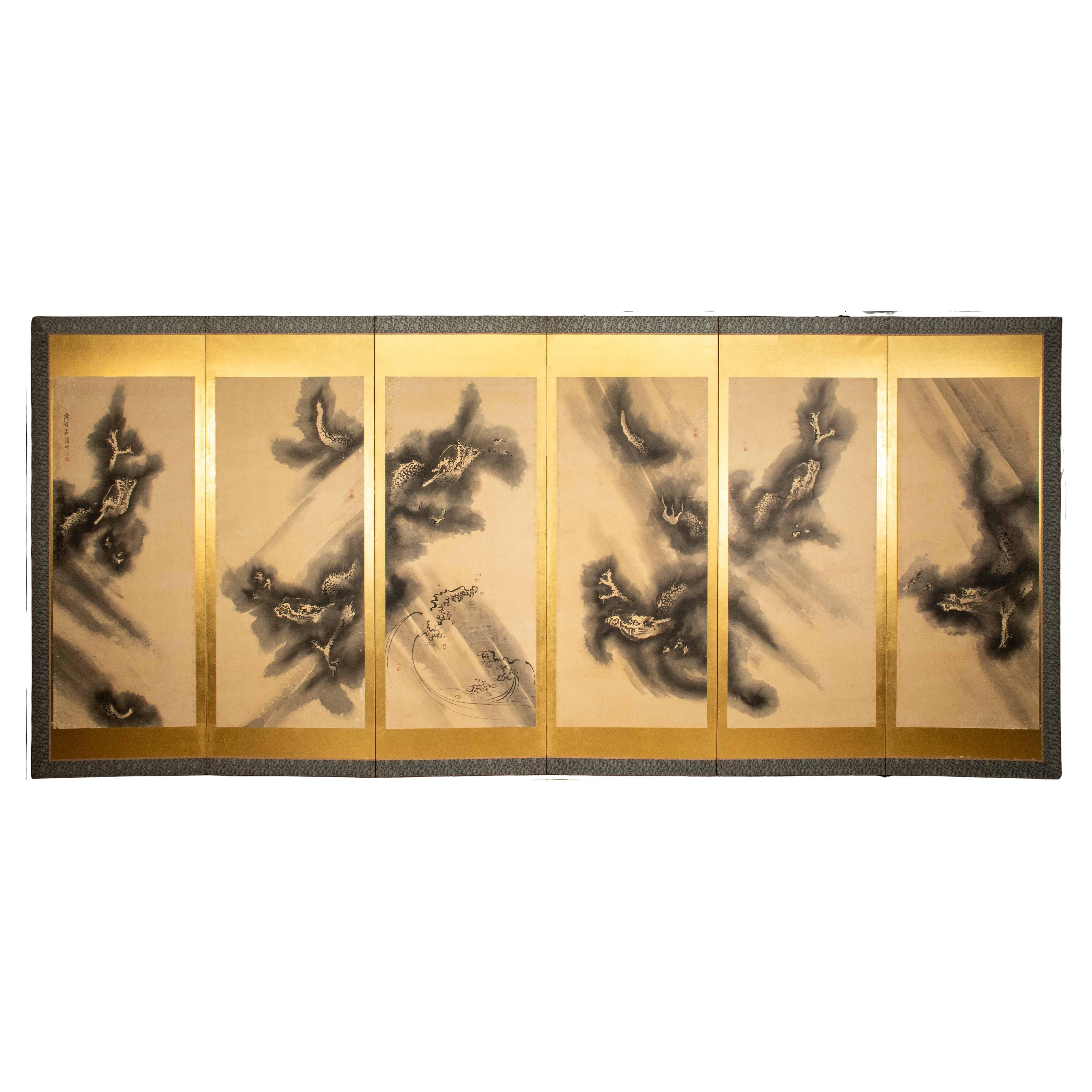 Biombo de seis paneles con seis dragones pintados sobre papel y fondo de pan de oro