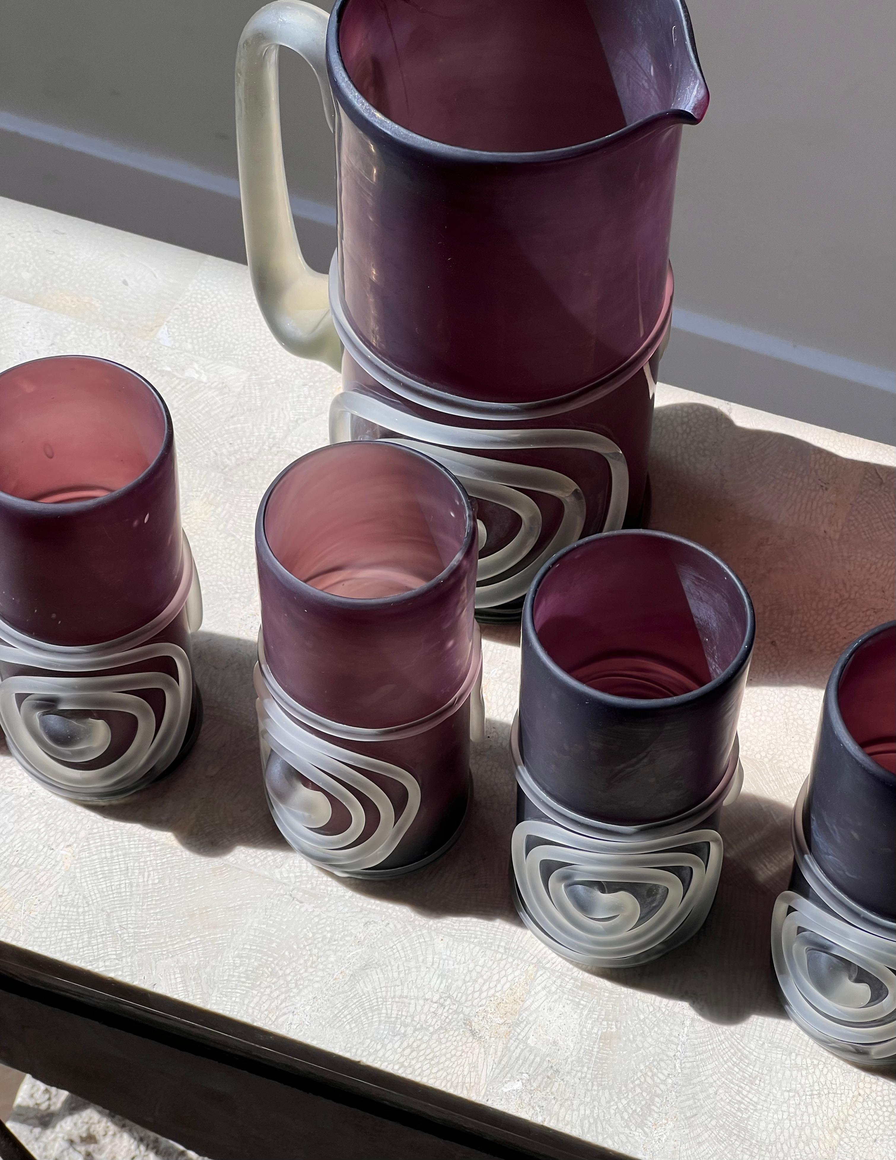 Un ensemble de six verres et pichets en verre d'art violet soufflé à la main, fin du 20e siècle en vente 3