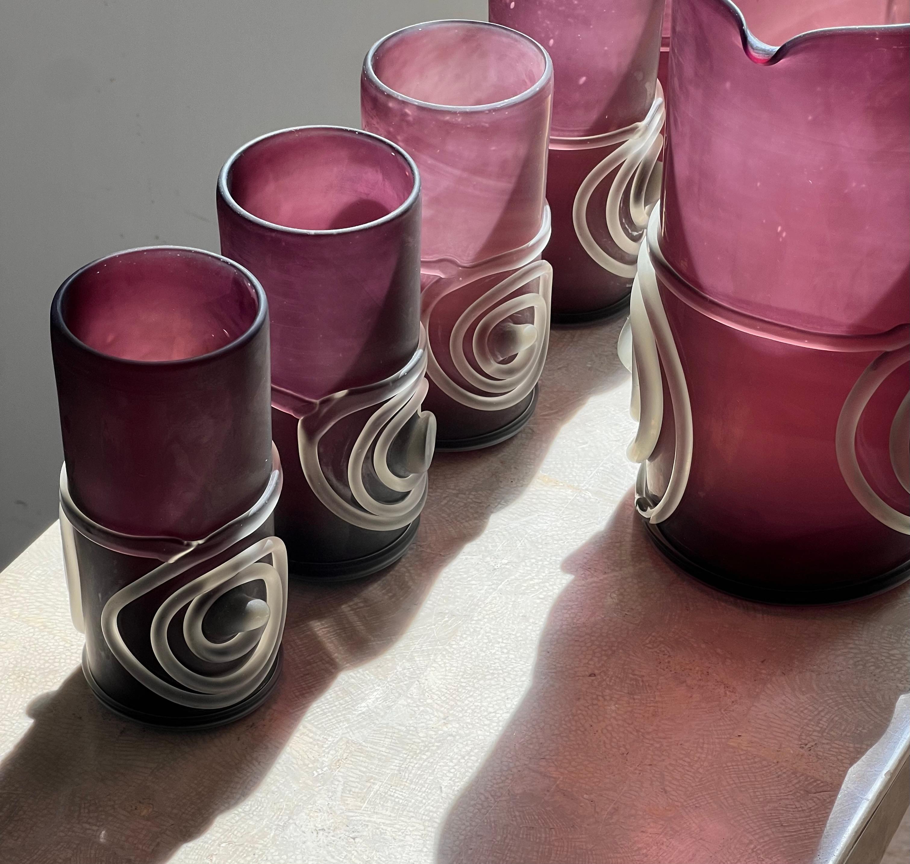 Un ensemble de six verres et pichets en verre d'art violet soufflé à la main, fin du 20e siècle en vente 4