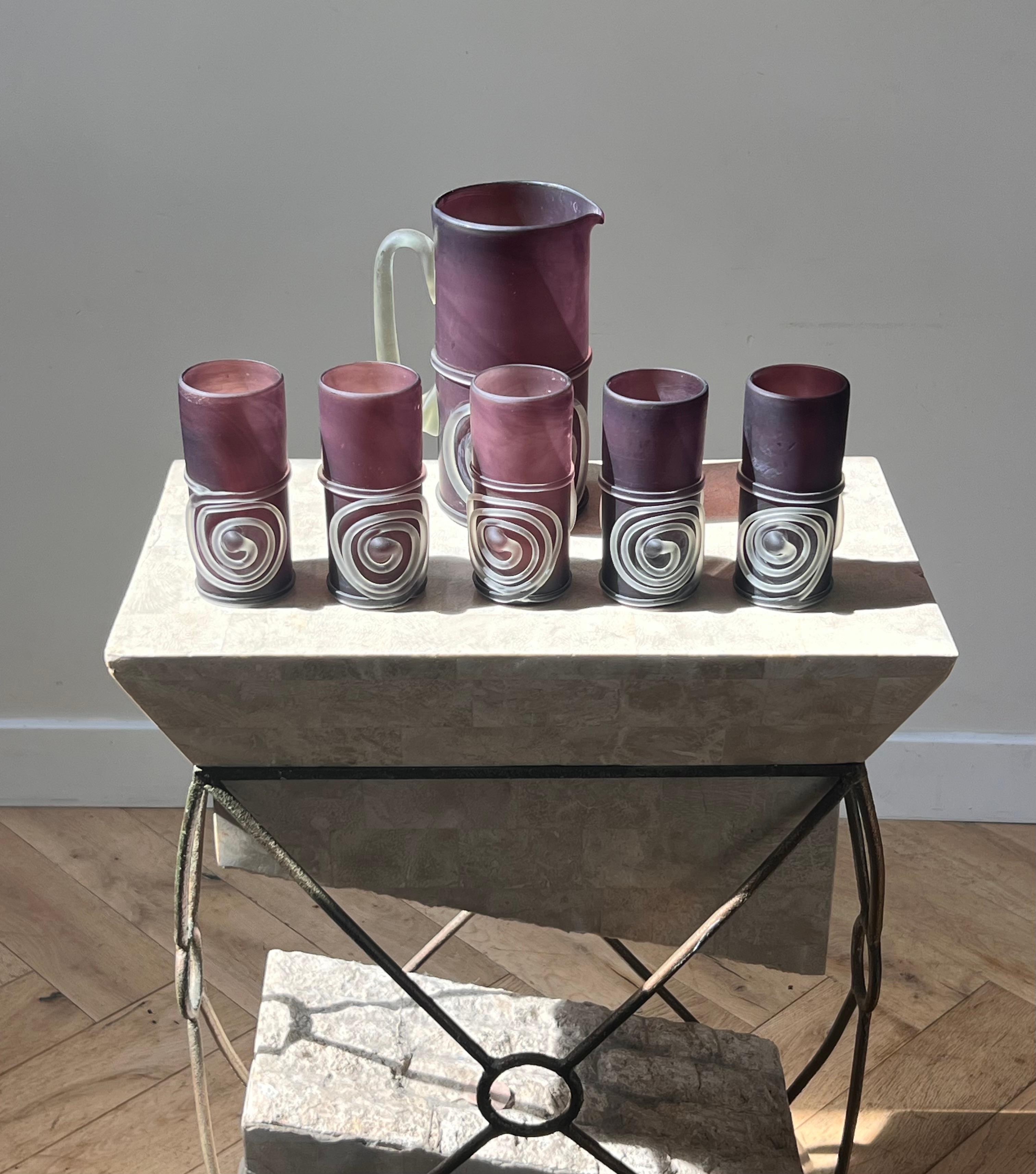 Un ensemble de six verres et pichets en verre d'art violet soufflé à la main, fin du 20e siècle en vente 5