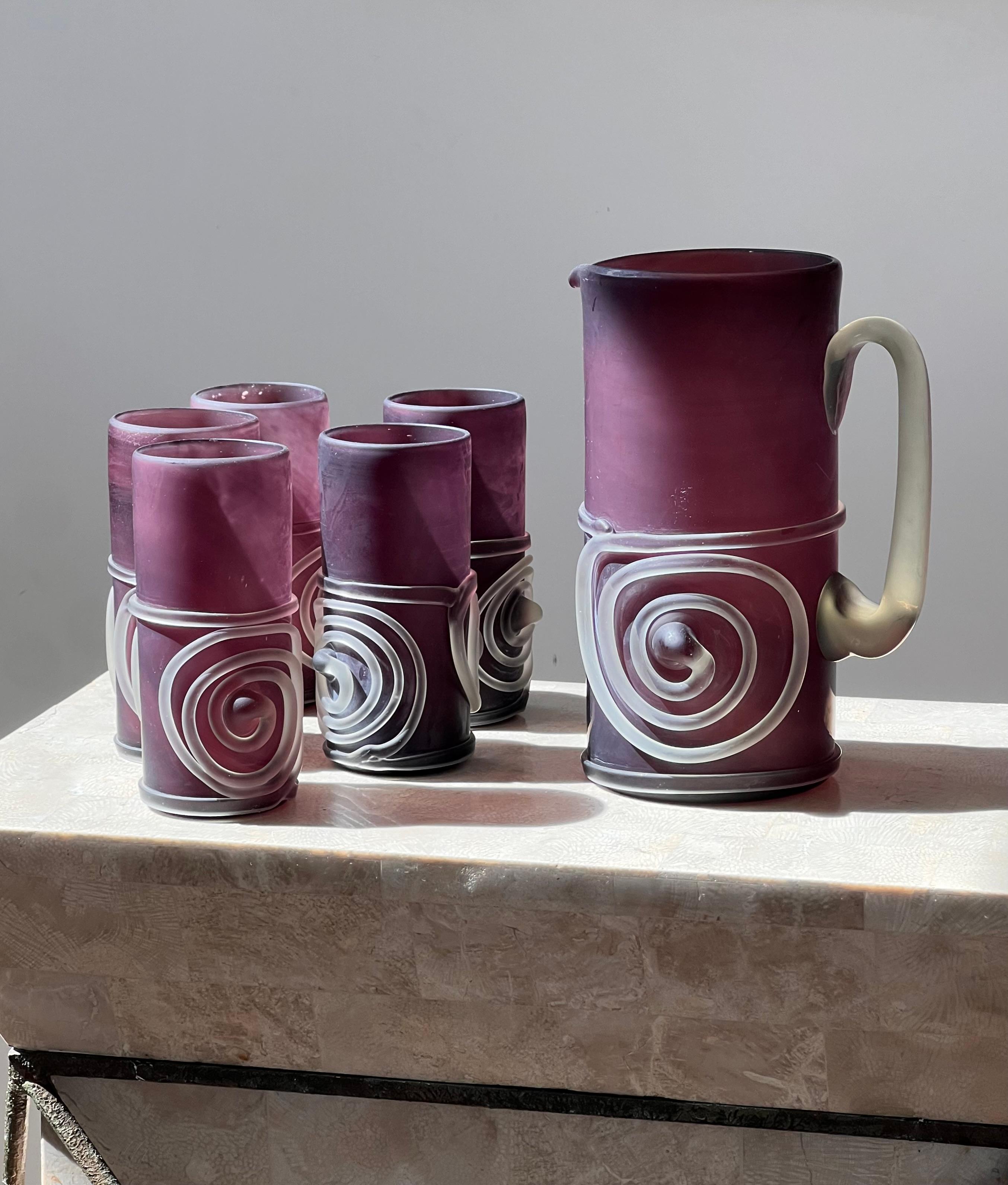 Un ensemble de six verres et pichets en verre d'art violet soufflé à la main, fin du 20e siècle en vente 7