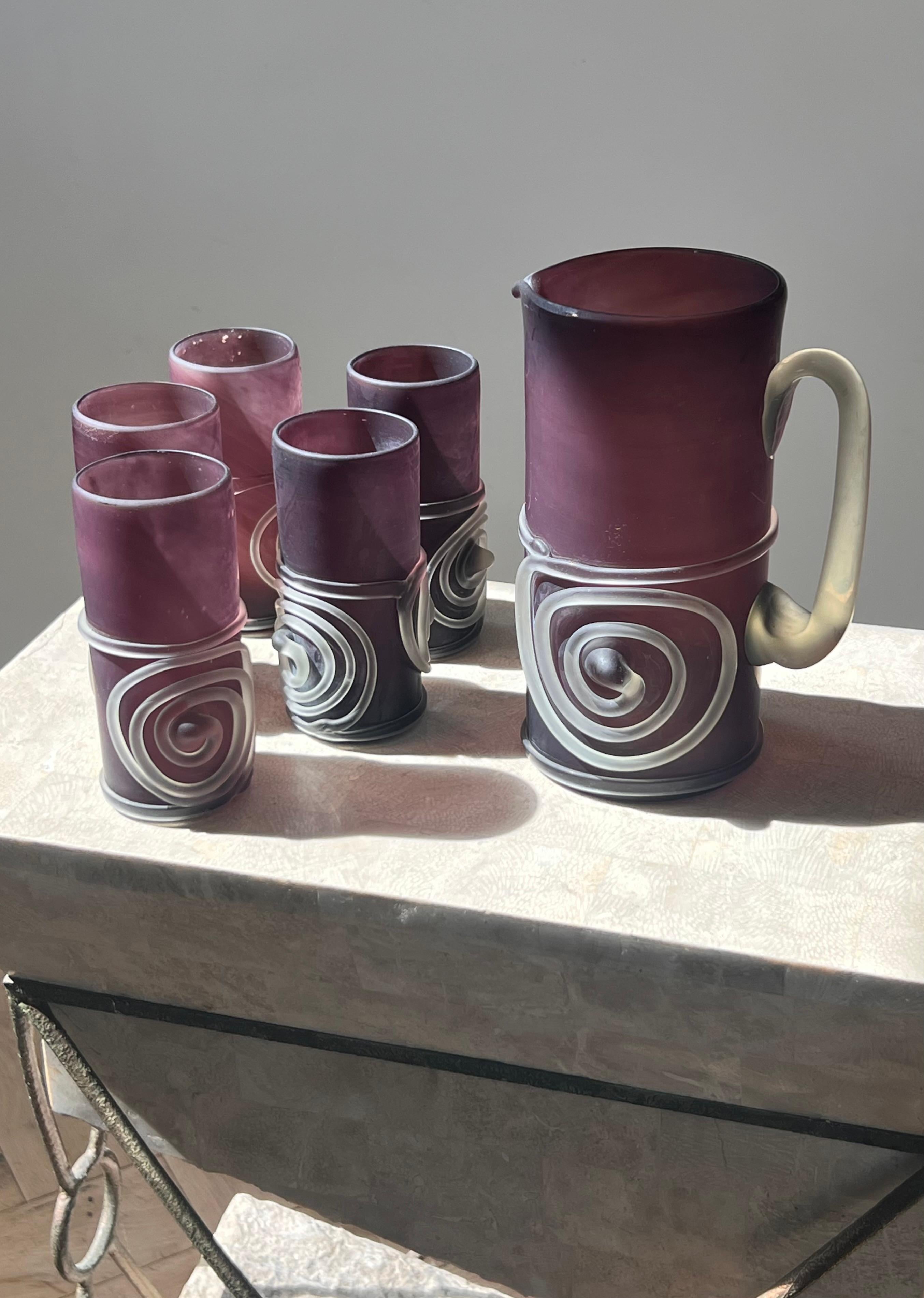 Un ensemble de six verres et pichets en verre d'art violet soufflé à la main, fin du 20e siècle en vente 8