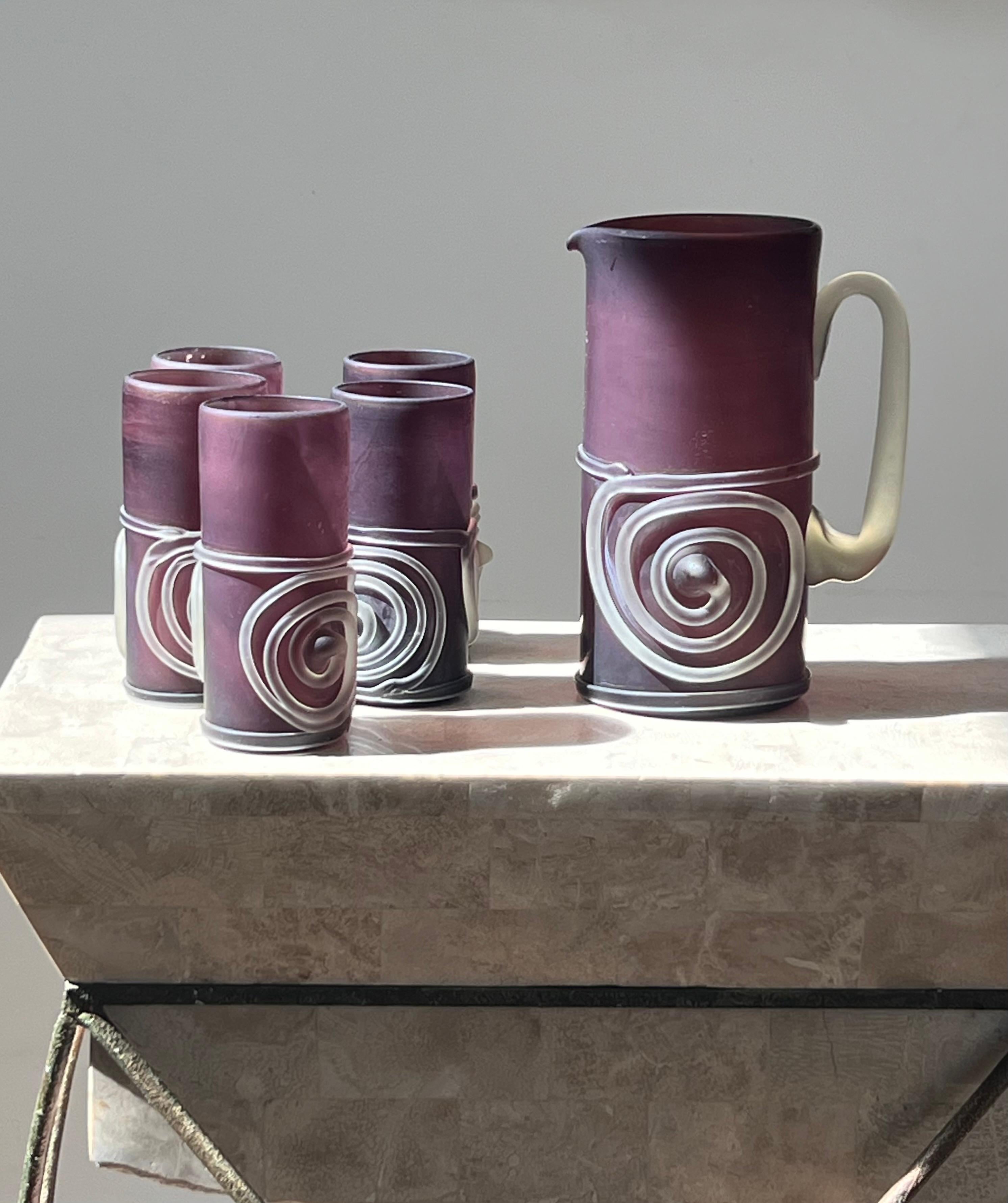 Un ensemble de six verres et pichets en verre d'art violet soufflé à la main, fin du 20e siècle en vente 9