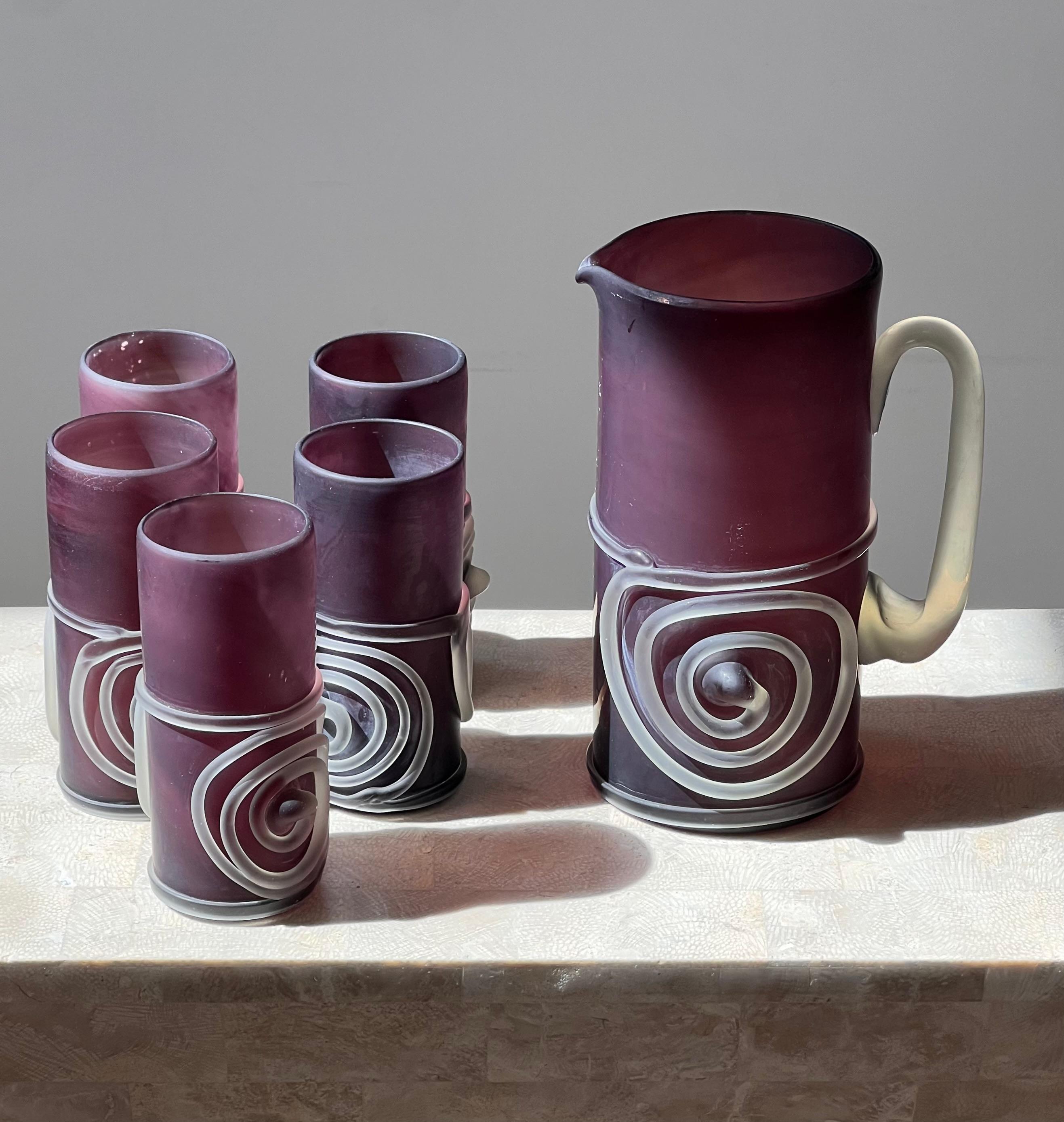 Un ensemble de six verres et pichets en verre d'art violet soufflé à la main, fin du 20e siècle en vente 10