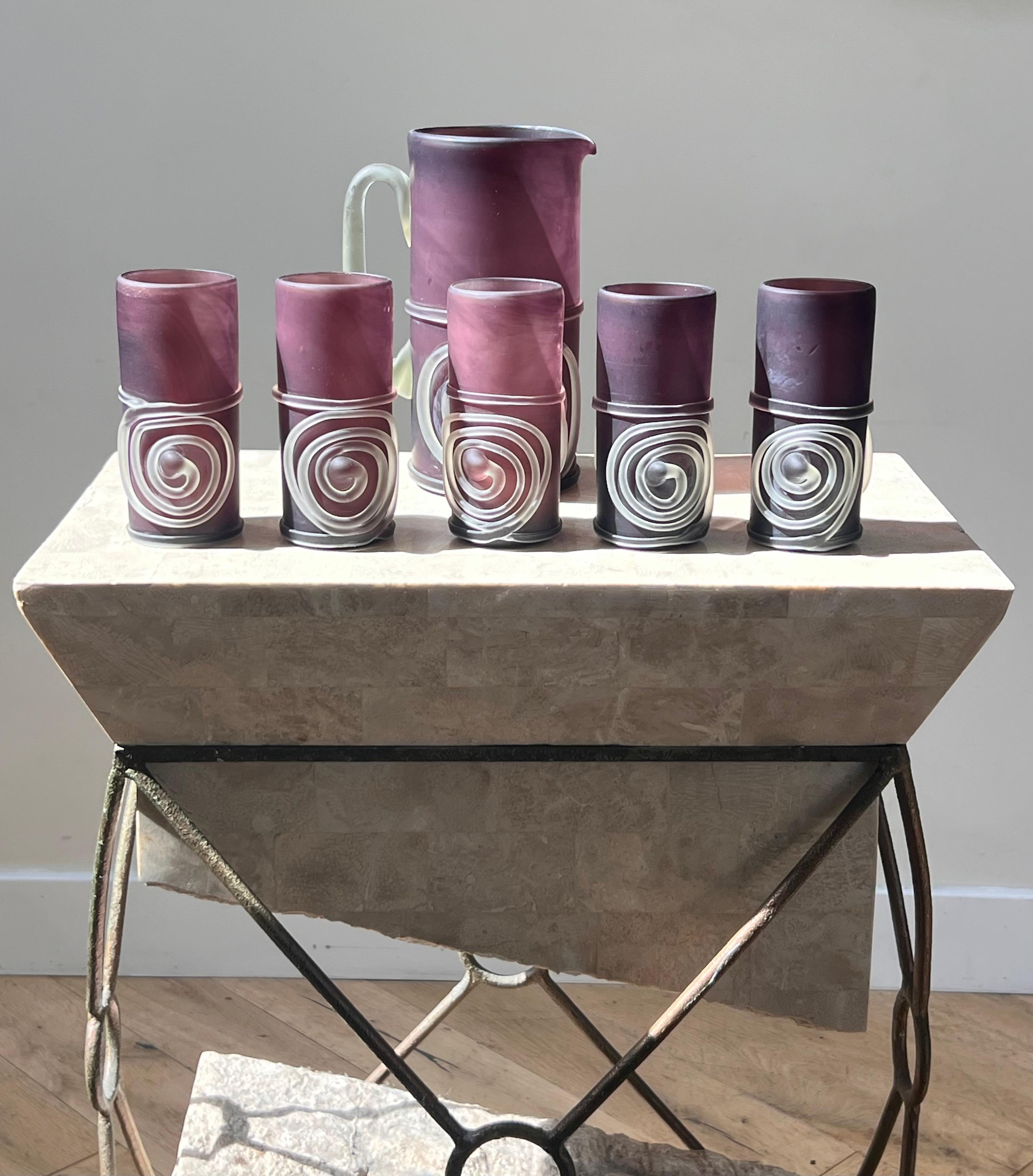 Un ensemble de six verres et pichets en verre d'art violet soufflé à la main, fin du 20e siècle en vente 11