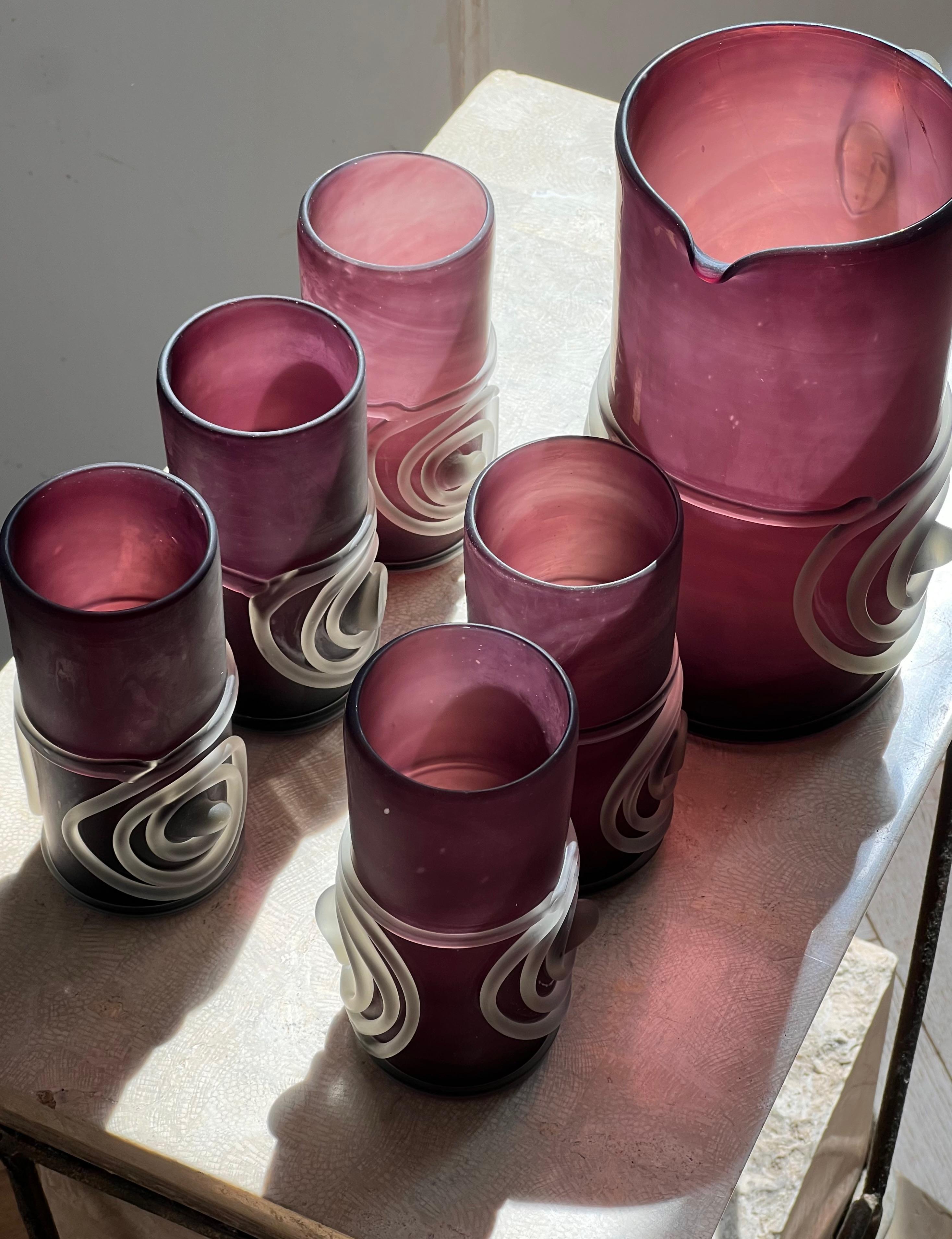 Postmoderne Un ensemble de six verres et pichets en verre d'art violet soufflé à la main, fin du 20e siècle en vente