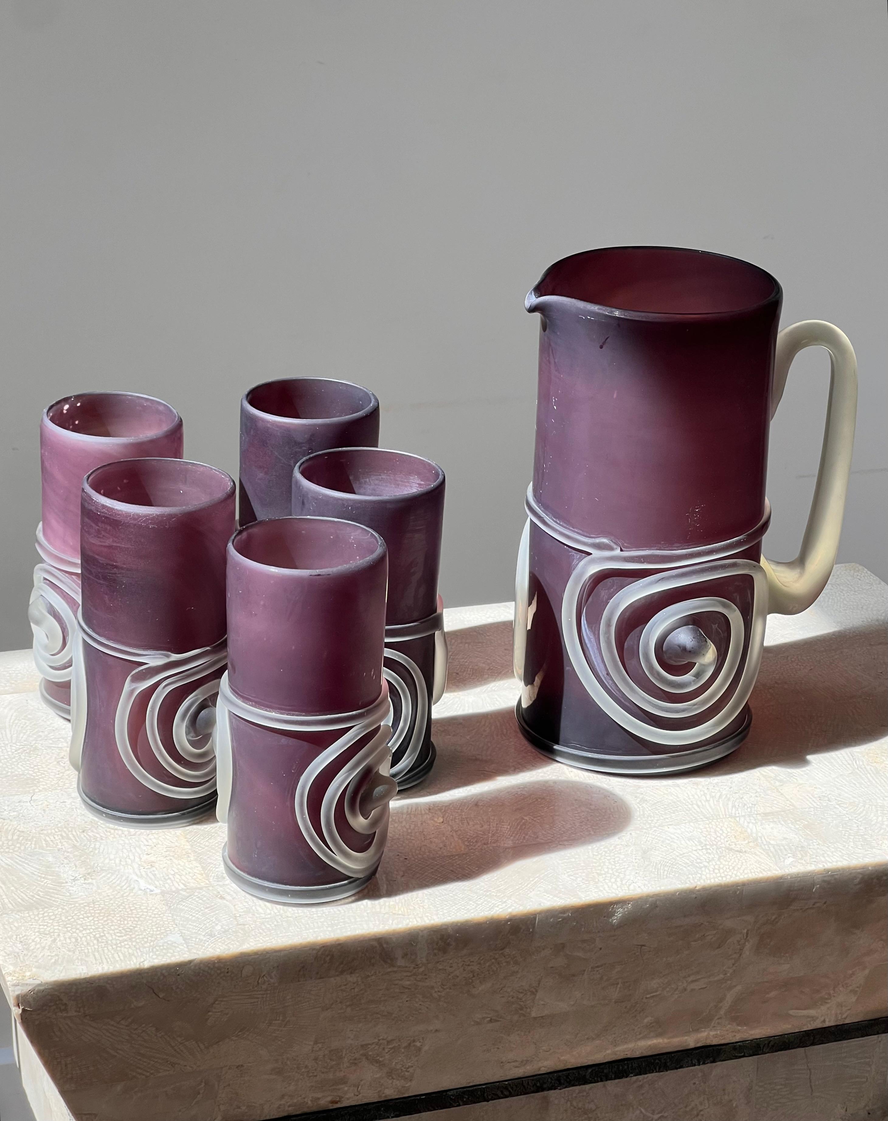 Inconnu Un ensemble de six verres et pichets en verre d'art violet soufflé à la main, fin du 20e siècle en vente