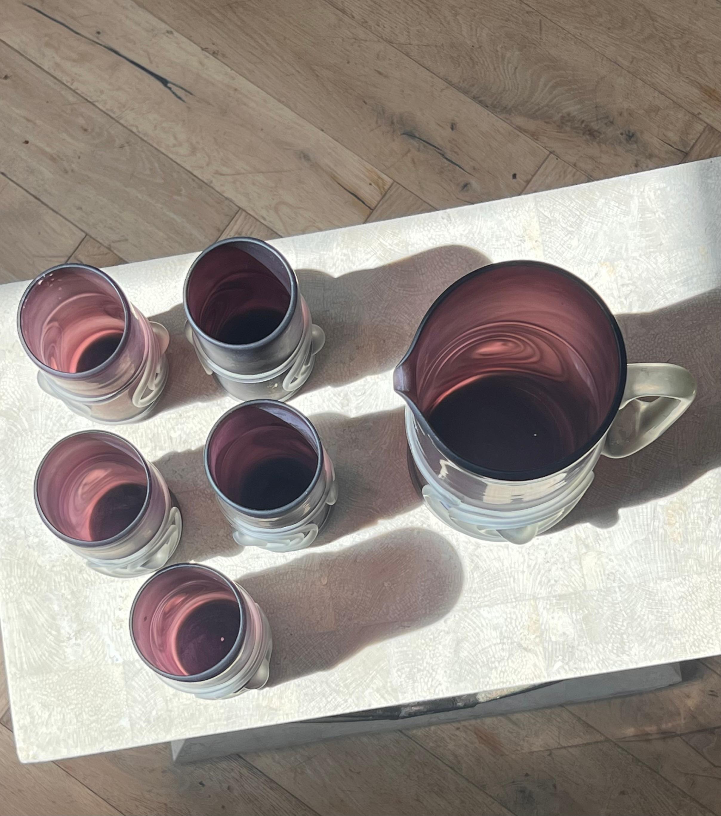 Un ensemble de six verres et pichets en verre d'art violet soufflé à la main, fin du 20e siècle Bon état - En vente à View Park, CA