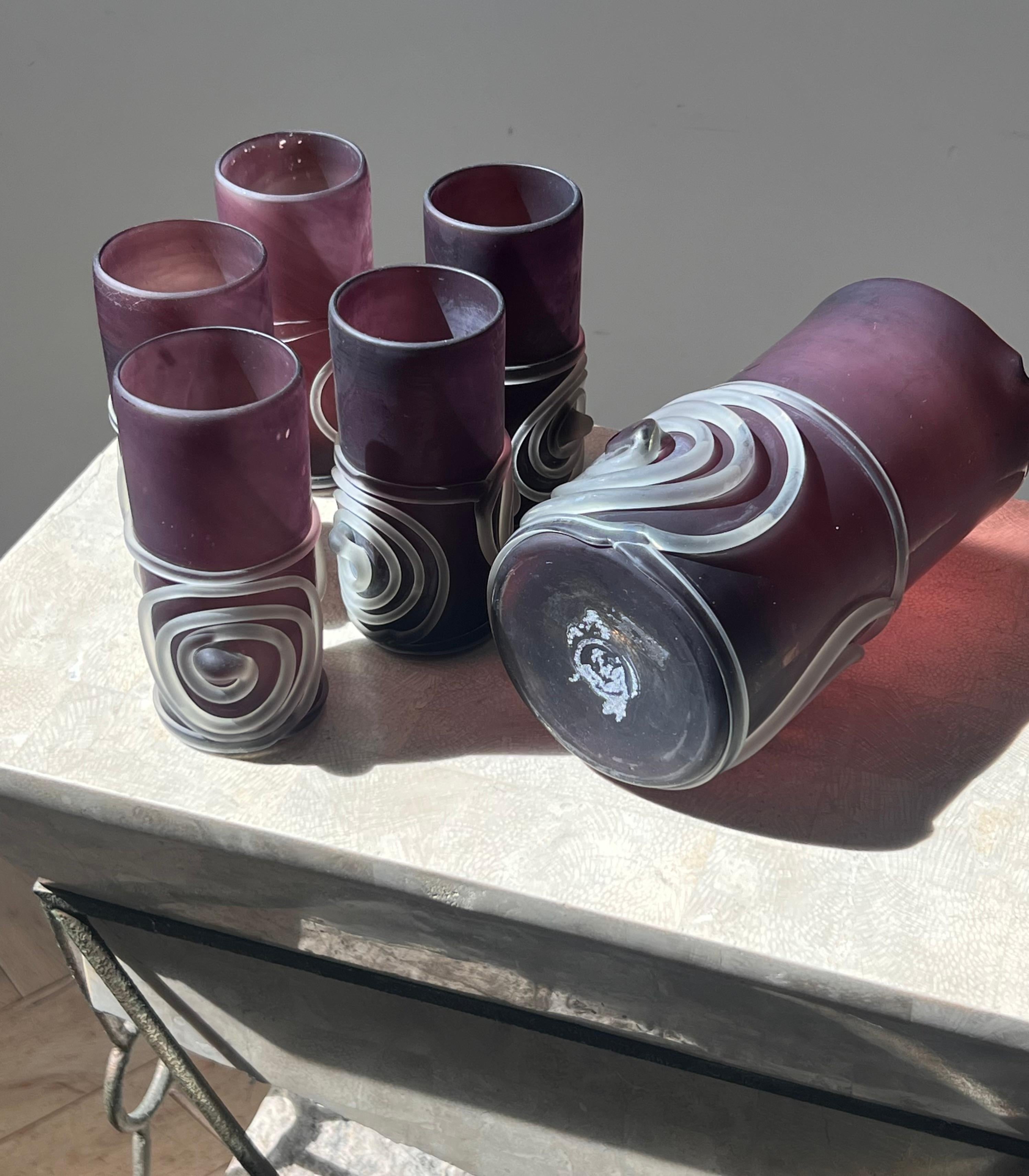 20ième siècle Un ensemble de six verres et pichets en verre d'art violet soufflé à la main, fin du 20e siècle en vente