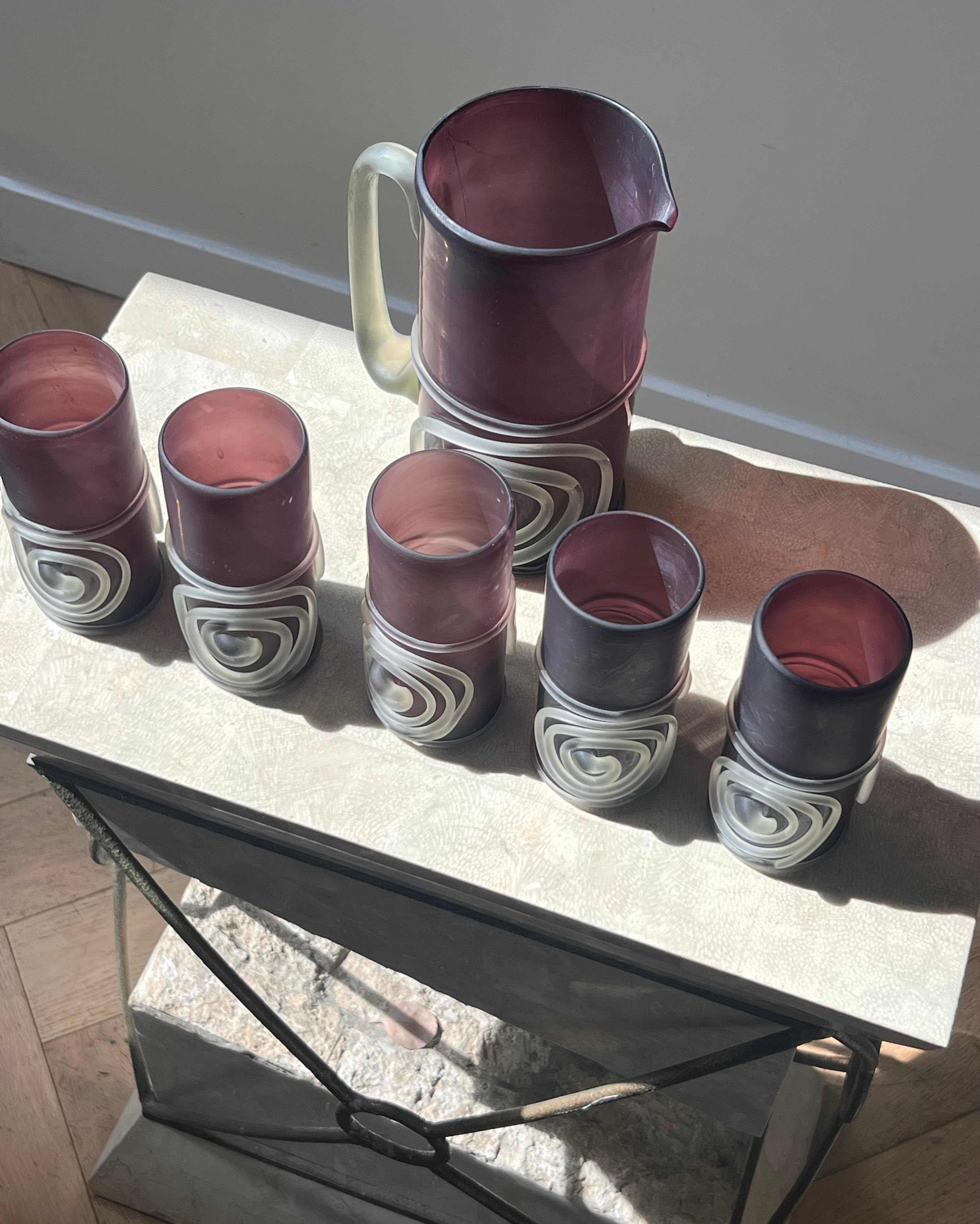 Verre d'art Un ensemble de six verres et pichets en verre d'art violet soufflé à la main, fin du 20e siècle en vente