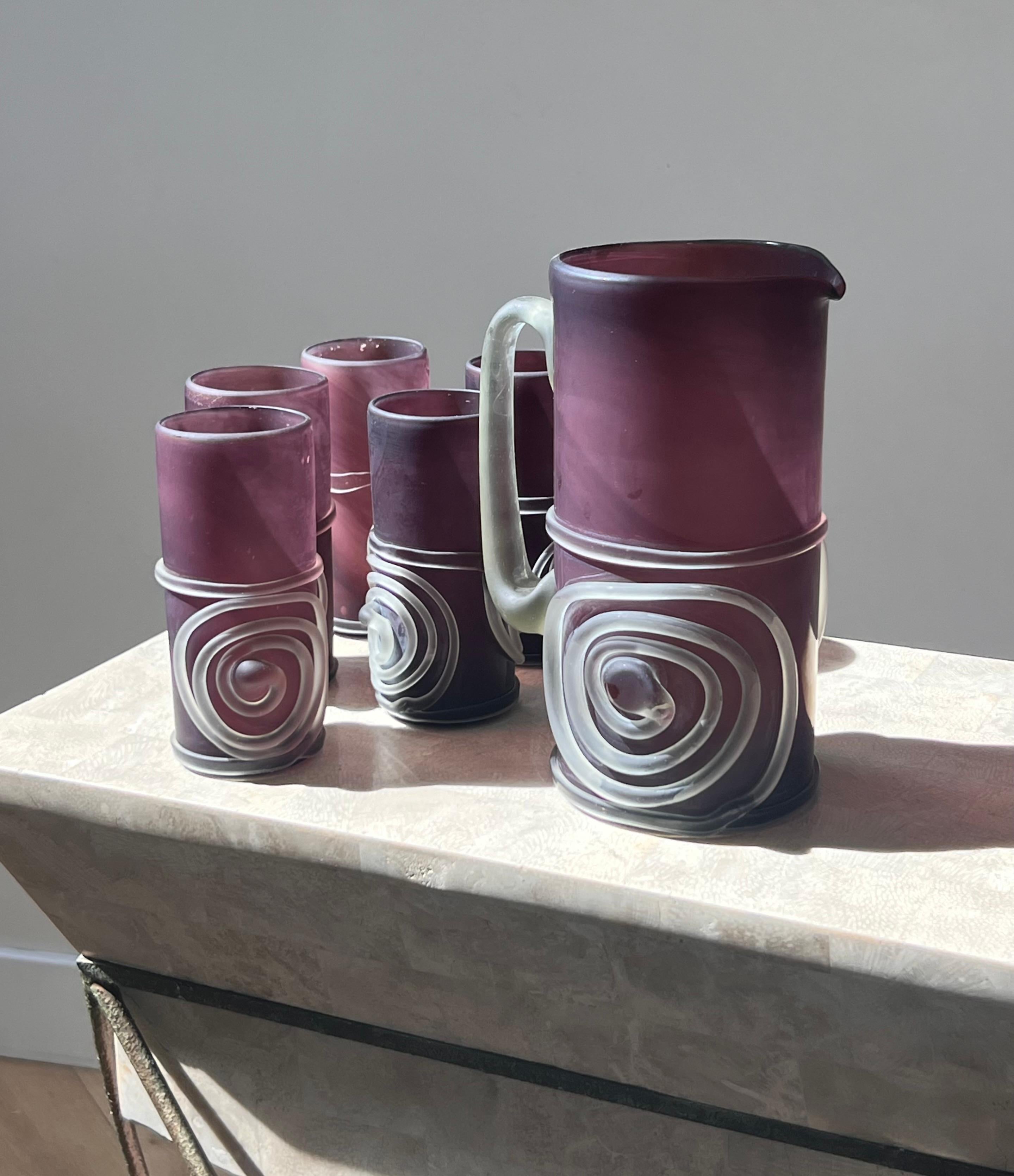 Un ensemble de six verres et pichets en verre d'art violet soufflé à la main, fin du 20e siècle en vente 1