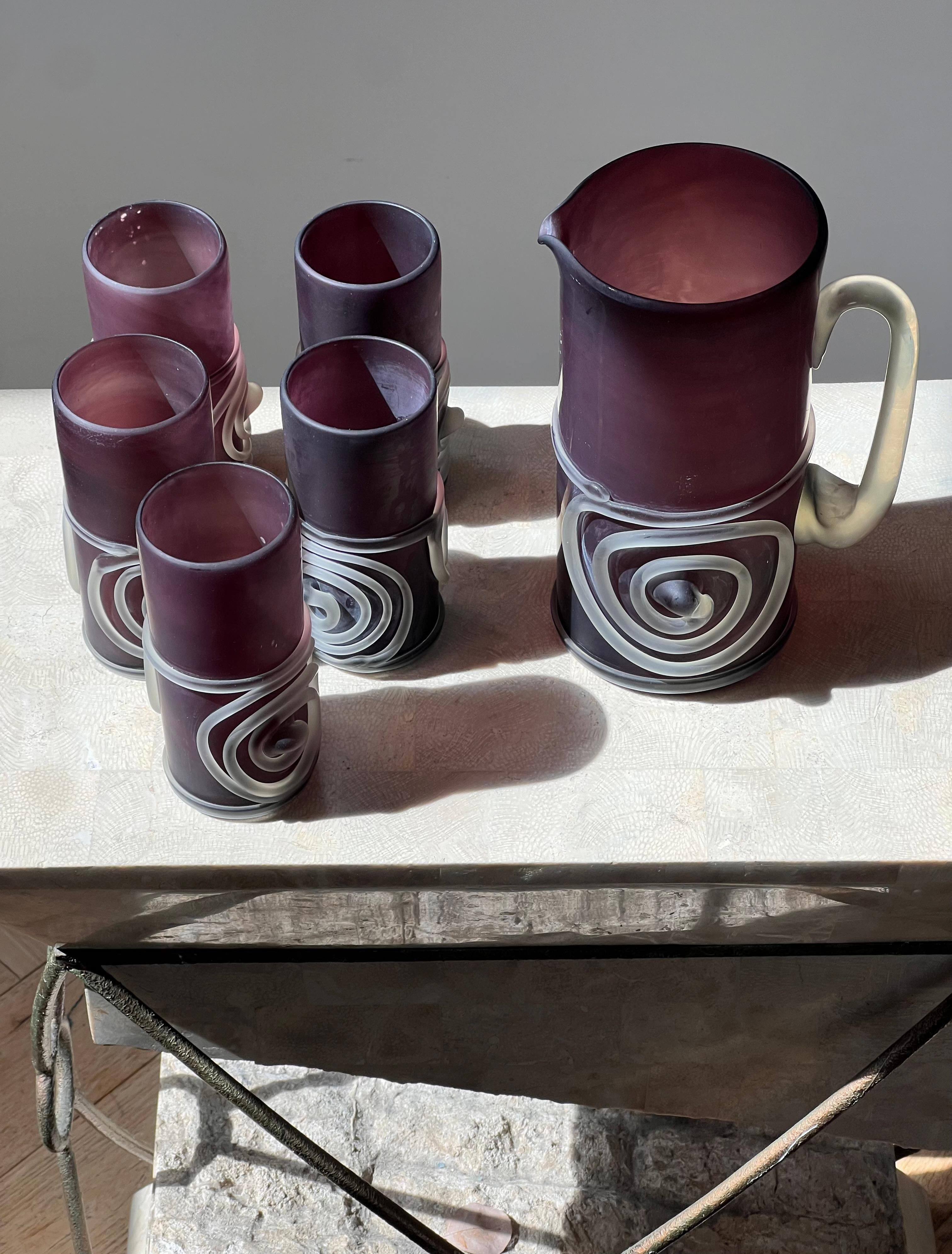 Un ensemble de six verres et pichets en verre d'art violet soufflé à la main, fin du 20e siècle en vente 2