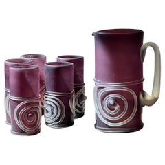 Un ensemble de six verres et pichets en verre d'art violet soufflé à la main, fin du 20e siècle