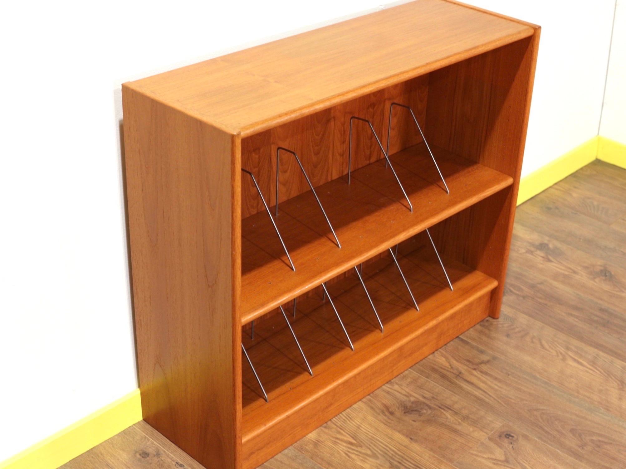 Sleek Mid-Century Modern Danish Bookcase Made from Teak, This Is a Gorgeous Li In Good Condition In Los Angeles, CA