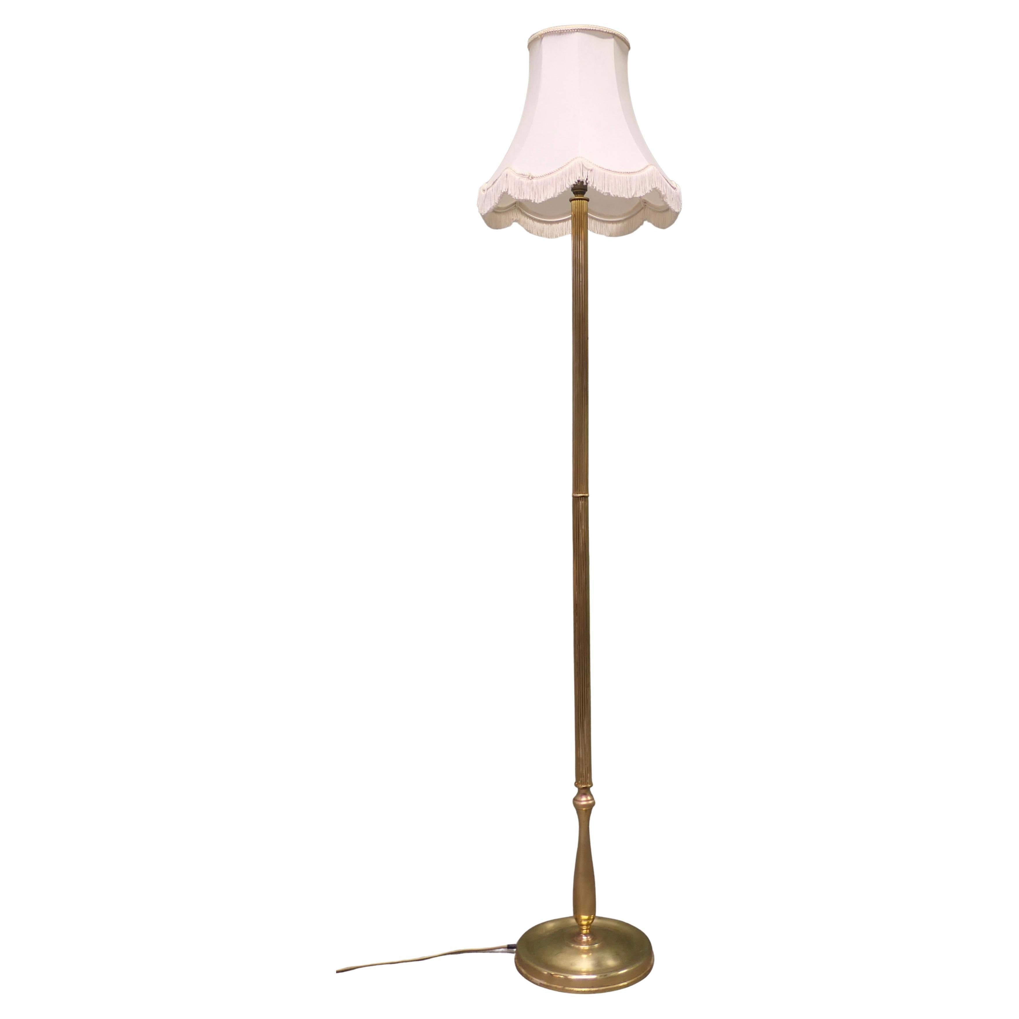 A Slender Column Brass Floor Lamp Ein schönes Design