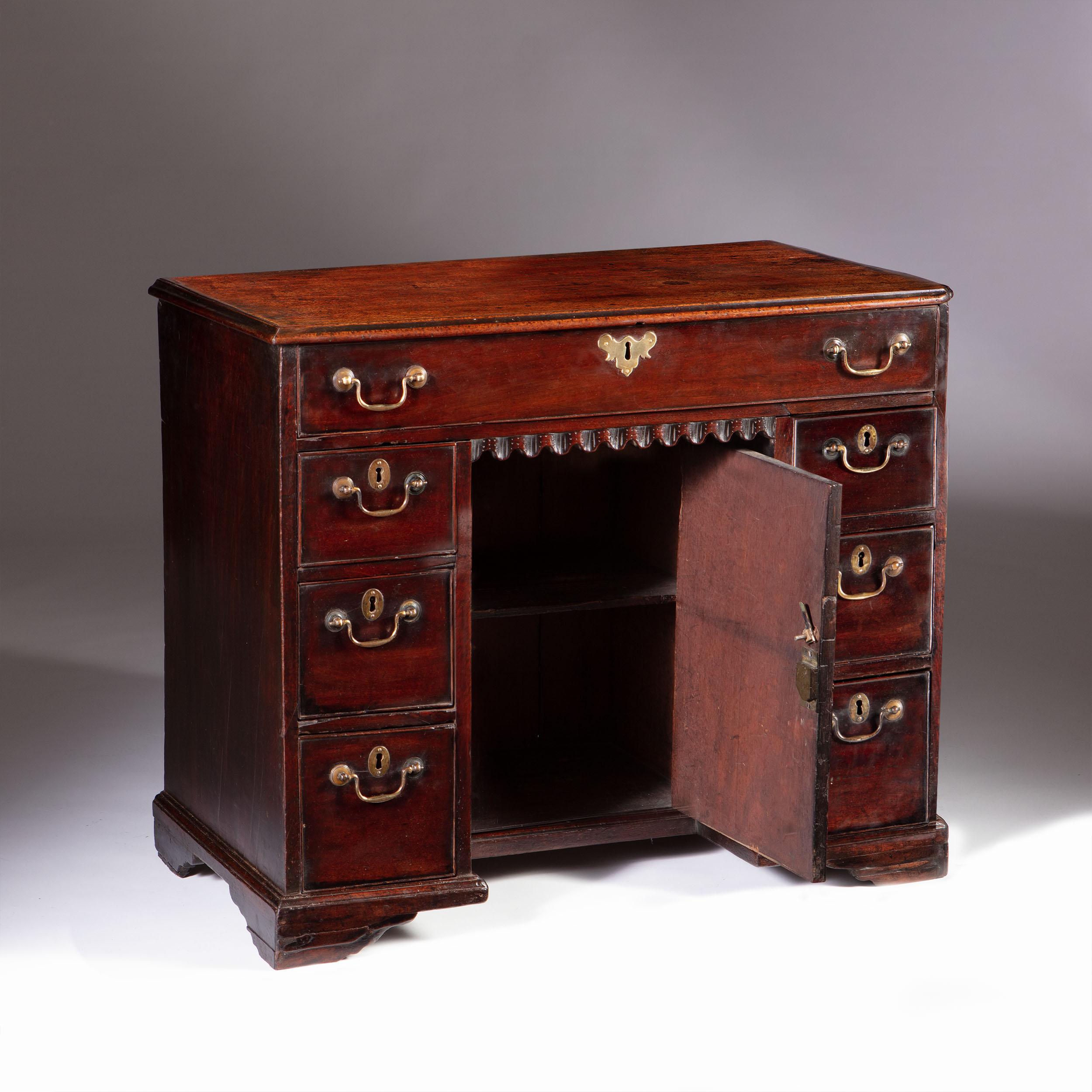 Inglese Piccola scrivania a ginocchio in legno marrone di mogano del XVIII secolo con maniglie in ottone in vendita