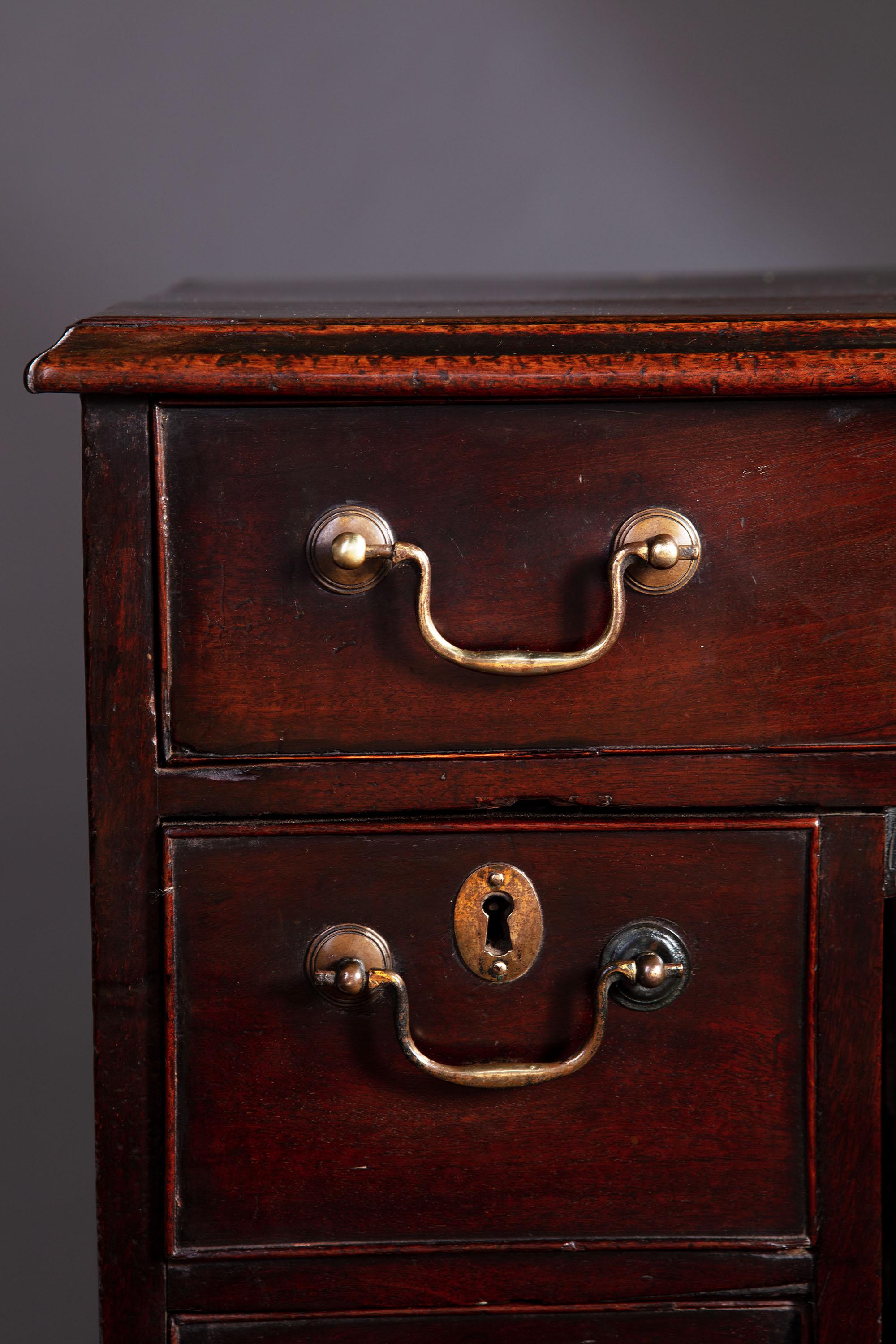 English Small 18th Century Mahogany Brown Wood Kneehole Desk with Brass Handles For Sale