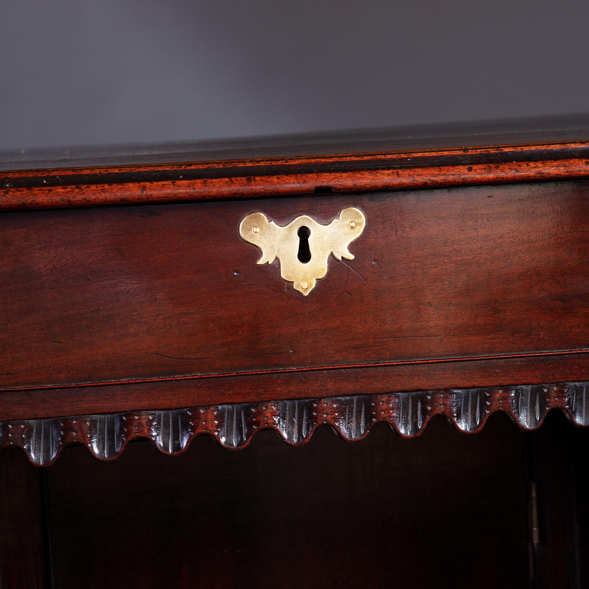Small 18th Century Mahogany Brown Wood Kneehole Desk with Brass Handles In Good Condition For Sale In London, GB