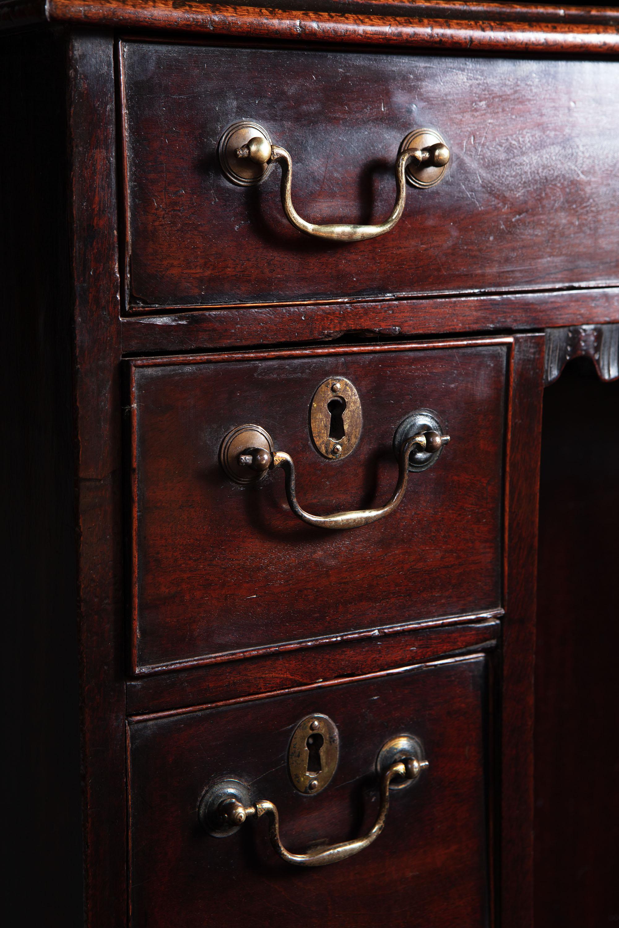 Small 18th Century Mahogany Brown Wood Kneehole Desk with Brass Handles For Sale 1