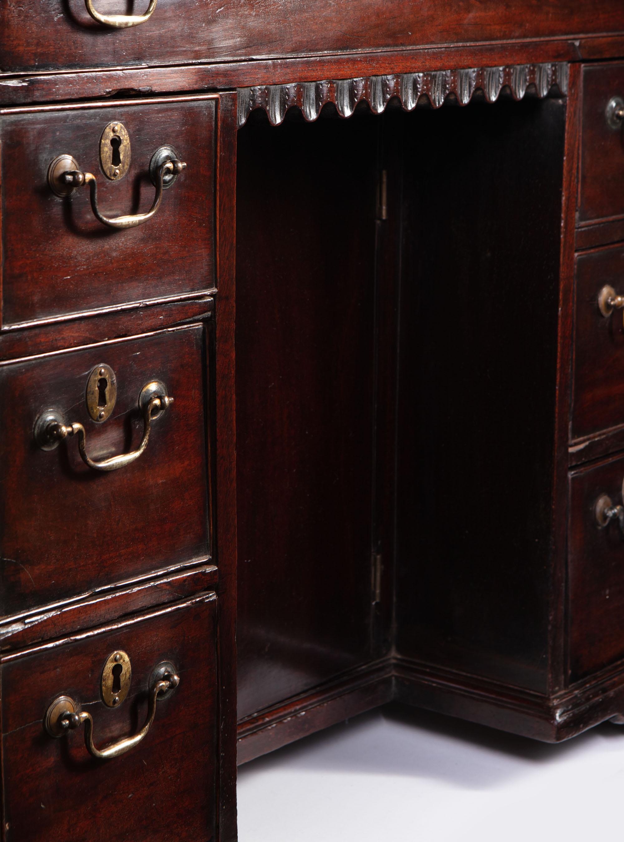 Small 18th Century Mahogany Brown Wood Kneehole Desk with Brass Handles For Sale 2