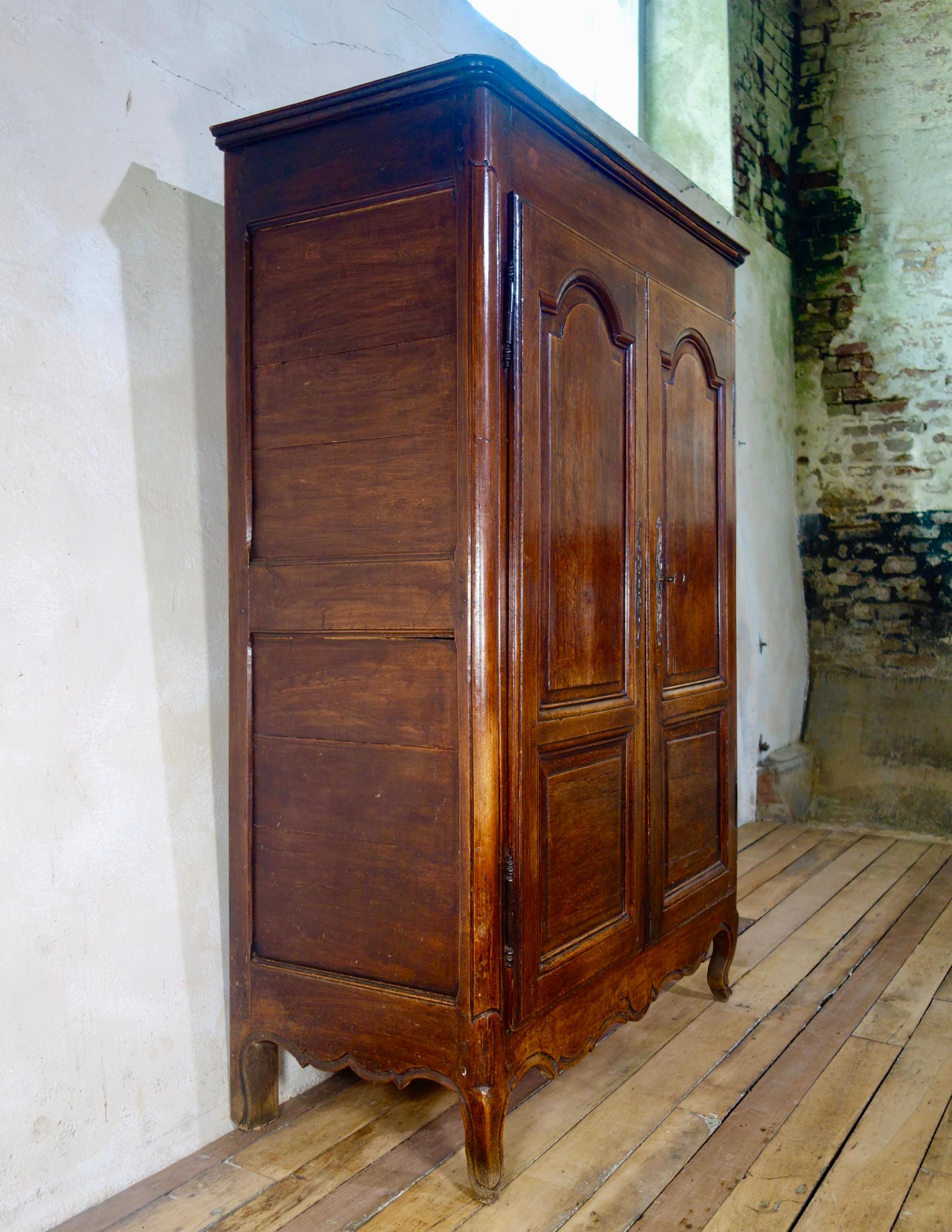 A Small 18th Century Provincial French Oak Armoire Cupboard Wardrobe In Good Condition In Basingstoke, Hampshire