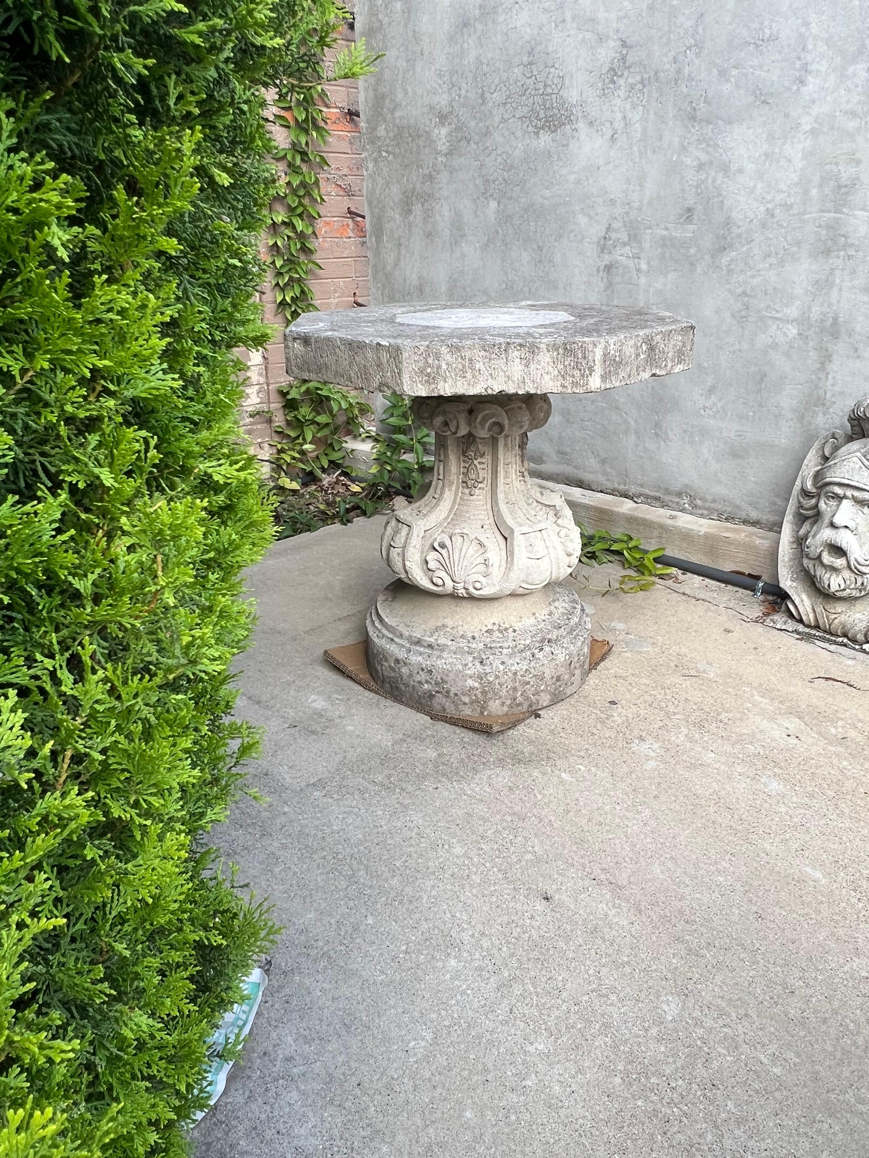 Más información próximamente...

Maravillosa mesa francesa de la década de 1900, esta mesa octogonal de piedra fundida puede utilizarse en interiores o exteriores.  La parte superior, de tres pulgadas de grosor, se apoya en un pedestal ornamentado