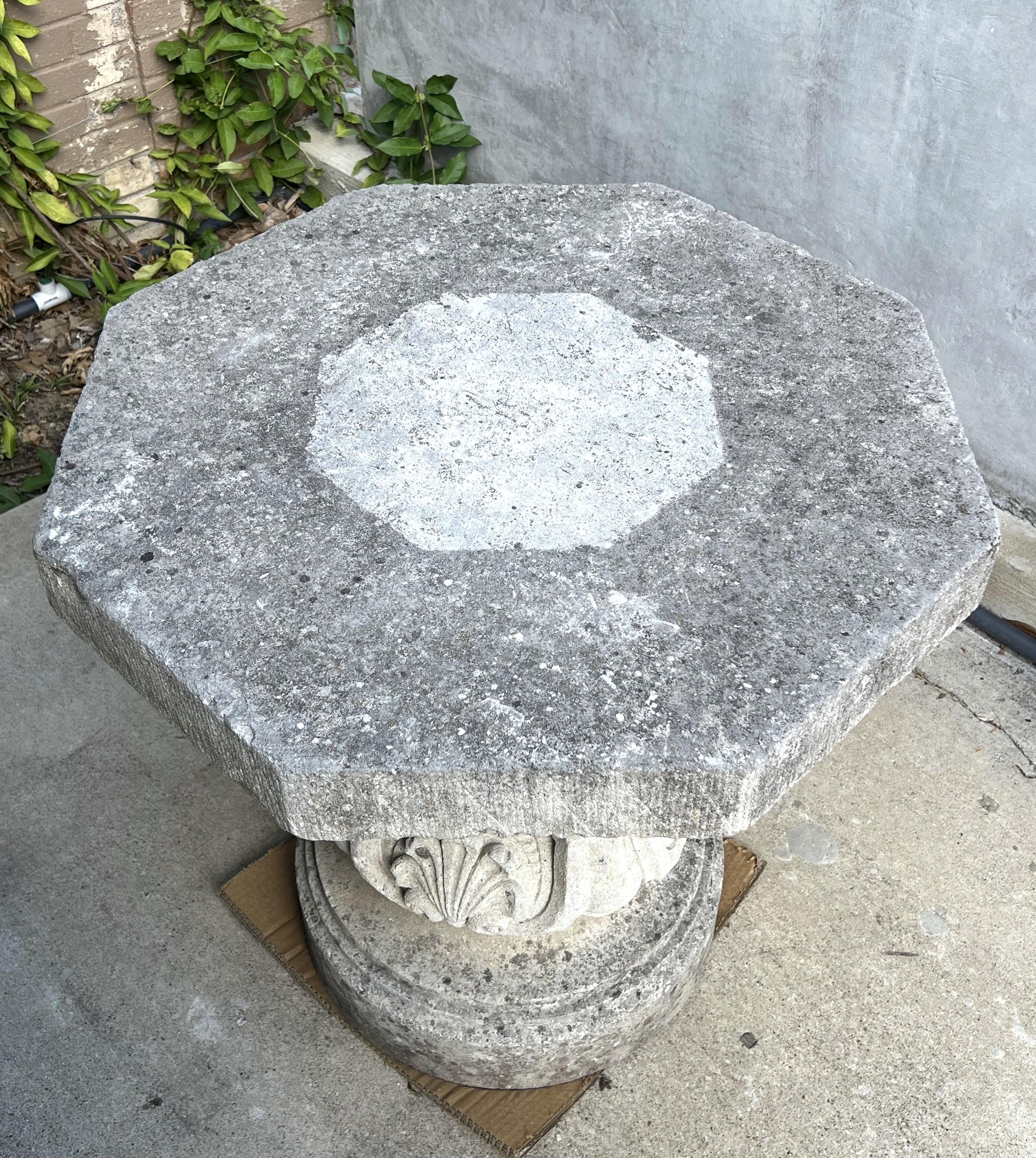 Pequeña mesa octogonal de bistro u ocasional francesa de piedra de 1900 Vaciado en venta